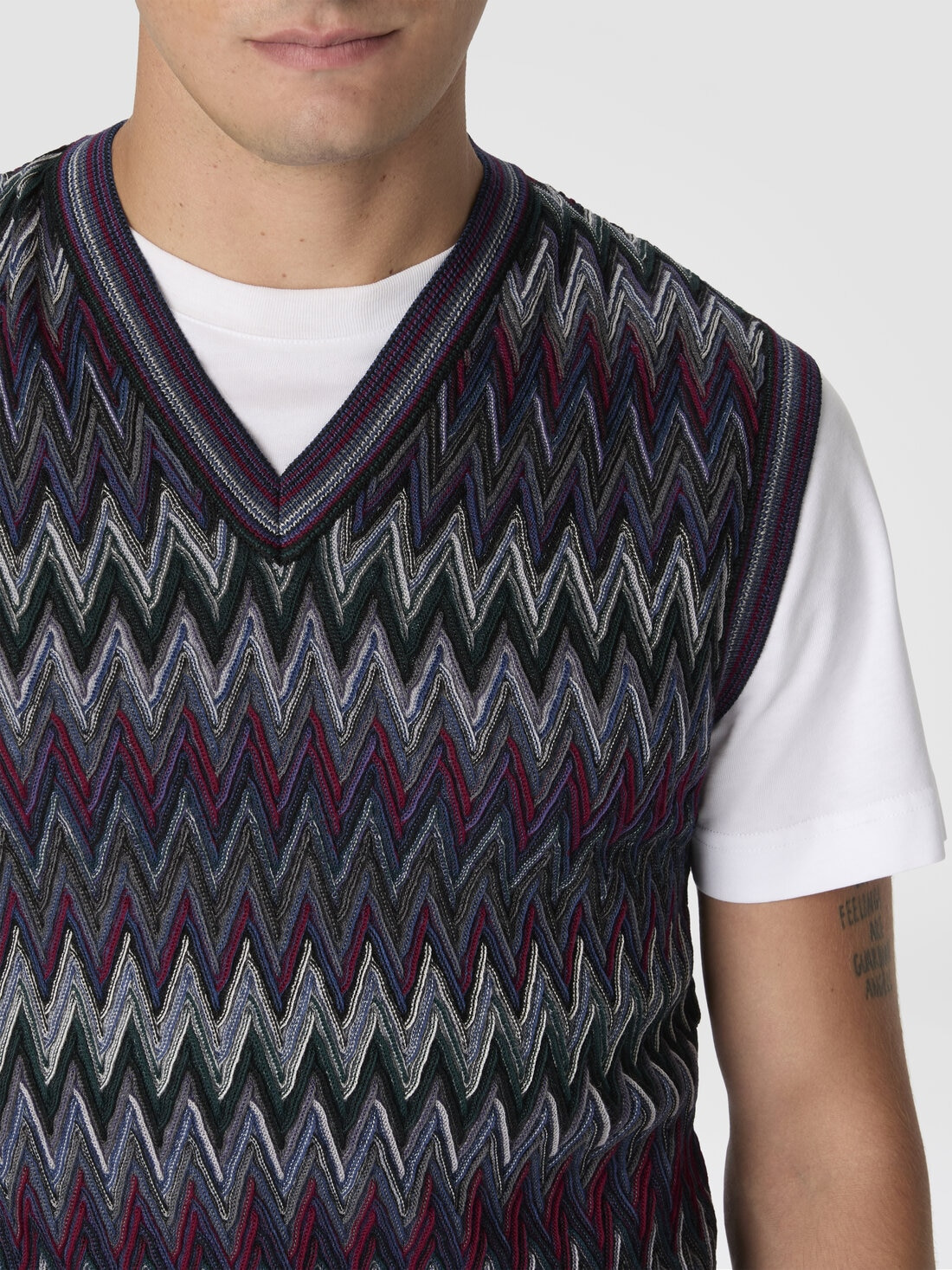 V-Neck Vest with Zigzag Pattern - 5