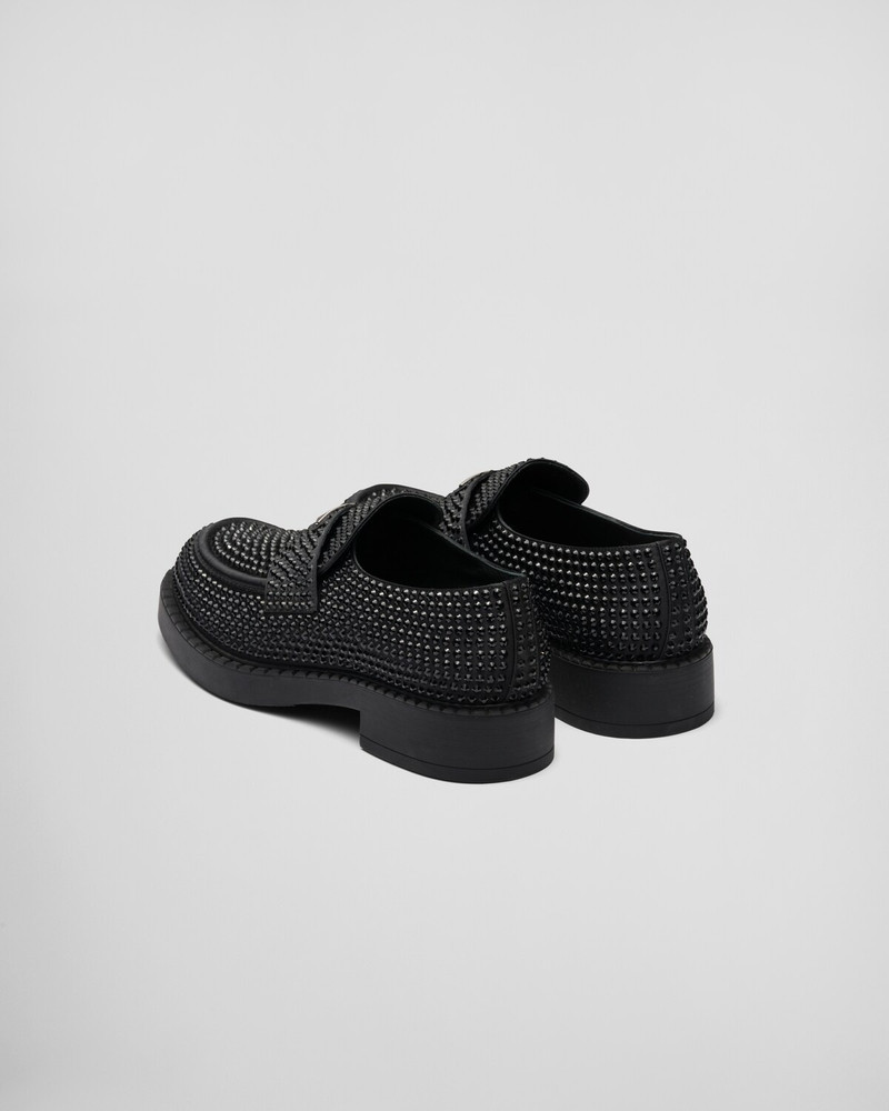 초콜릿 새틴 loafers와 크리스탈 5