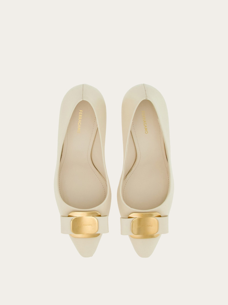 FERRAGAMO New Vara plate pump outlook