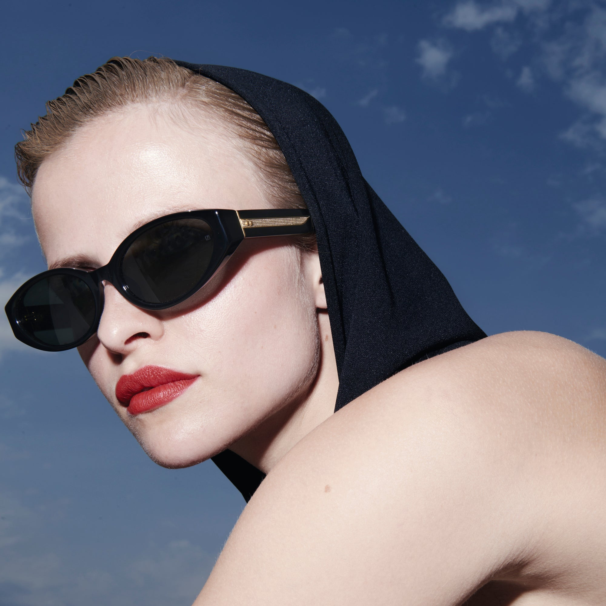 Lyra Oval Sunglasses in Black - 5