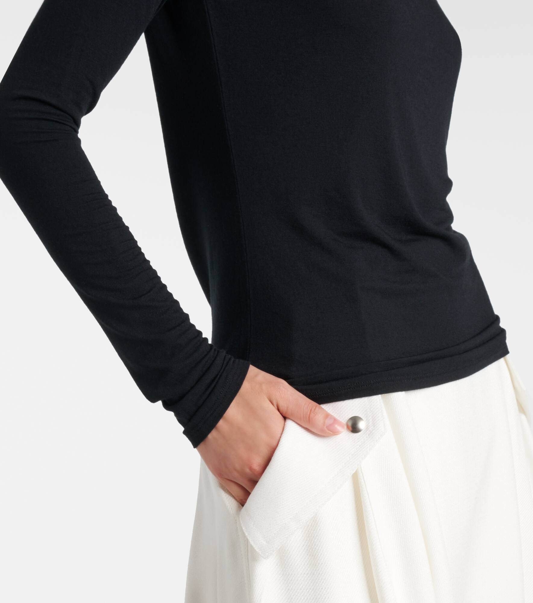 Chic Comfort off-shoulder top - 5
