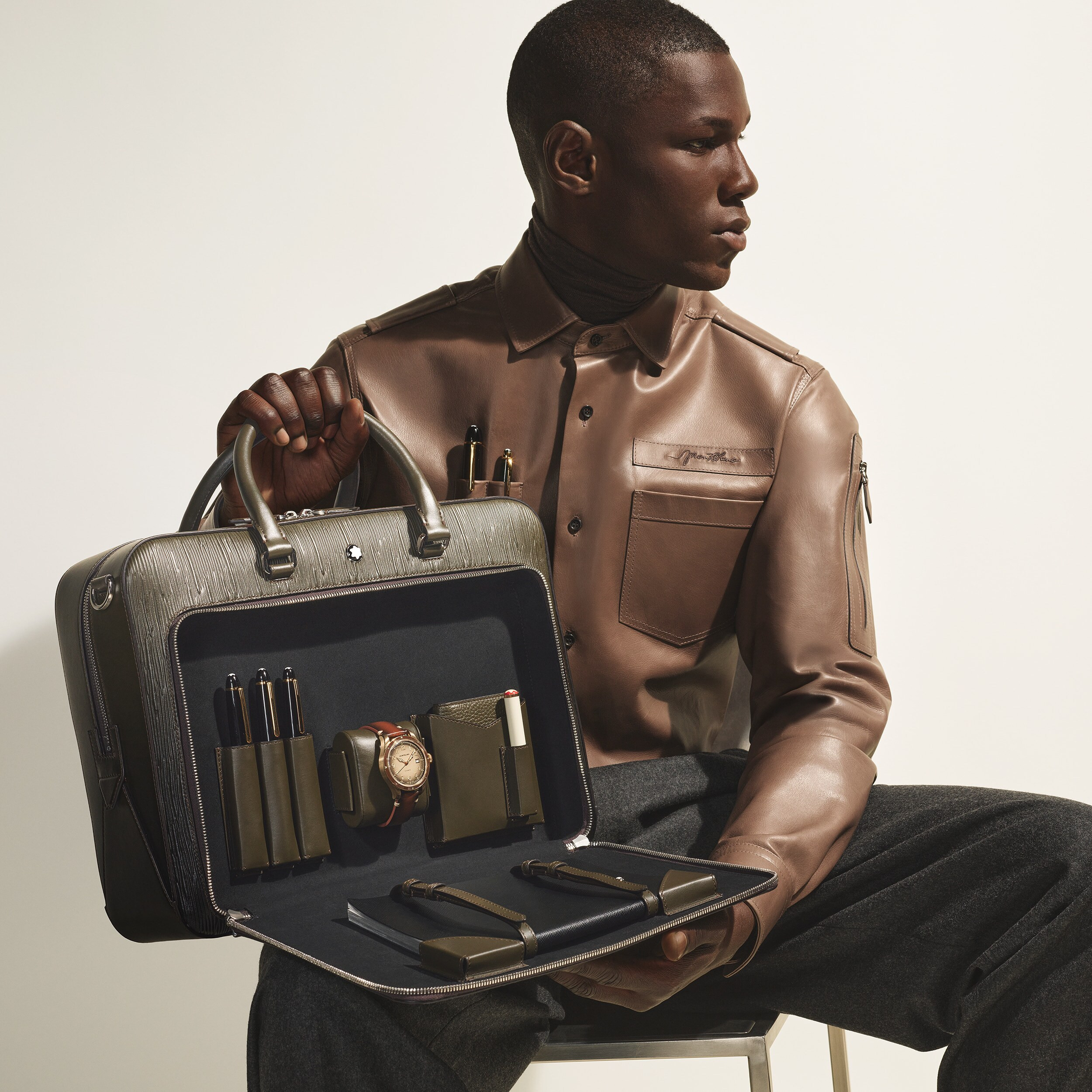 Writing traveler briefcase with sfumato effect - 2