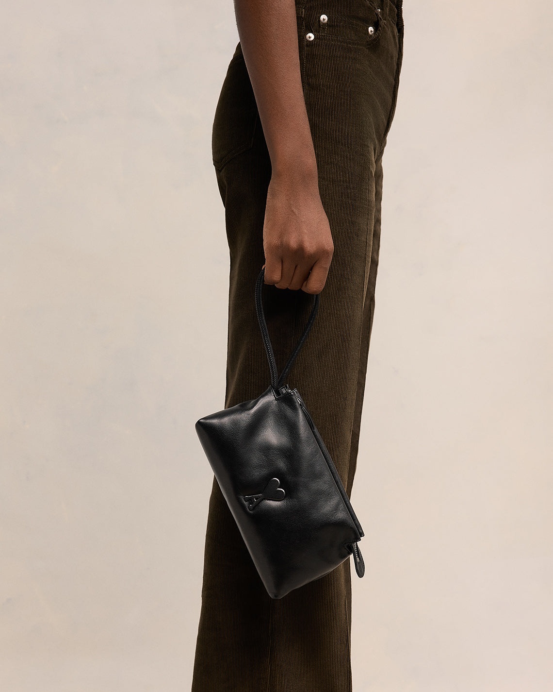 【AMI PARIS】Voulez-Vous ポーチ Voulez-Vous Bag - Light Beige | AMI PARIS