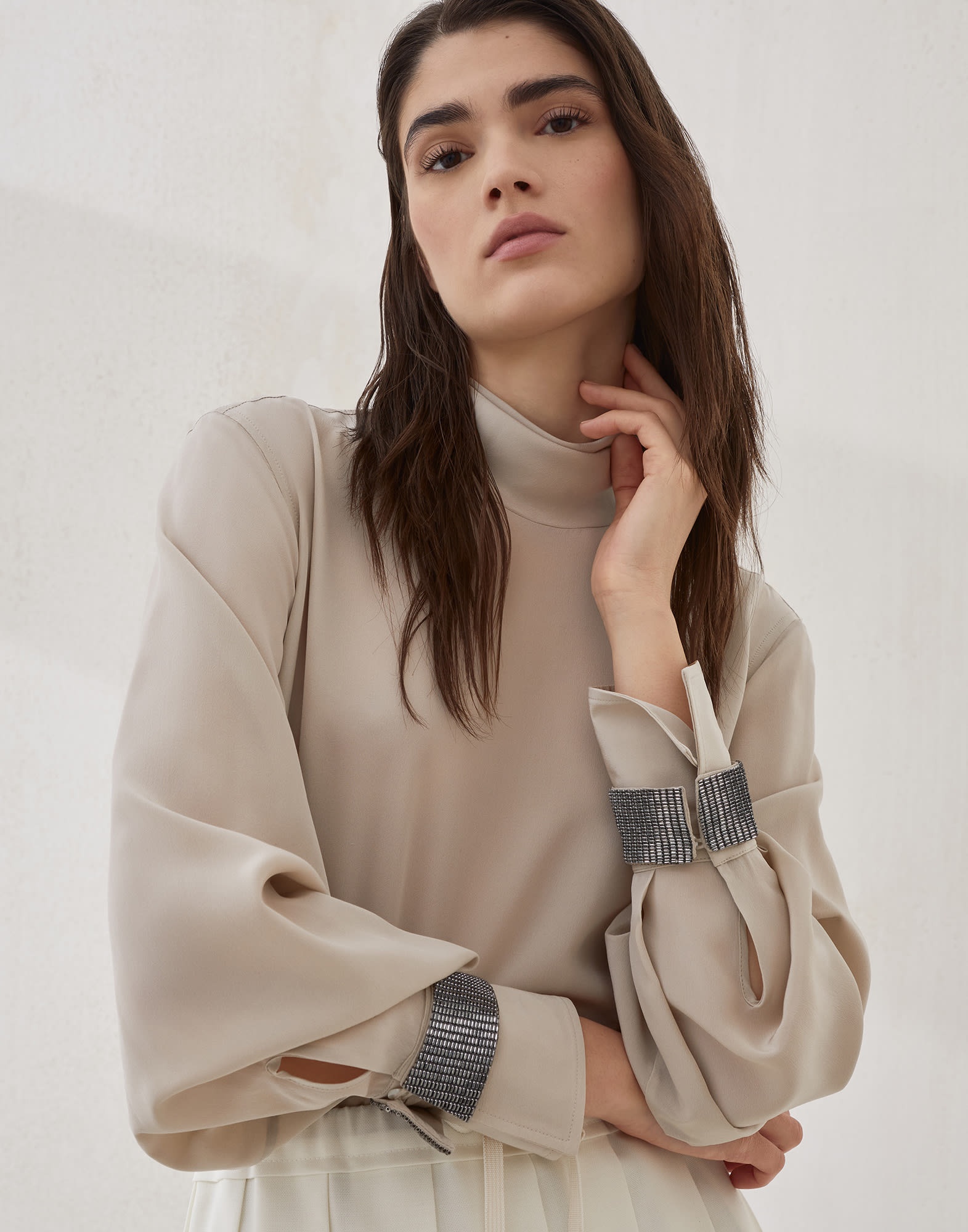 Silk crêpe de Chine turtleneck T-shirt with precious bracelets - 4