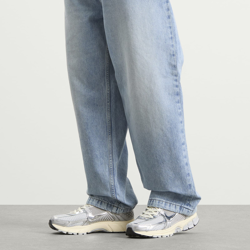 Nike Nike Vomero 5 Chrome Sneaker outlook