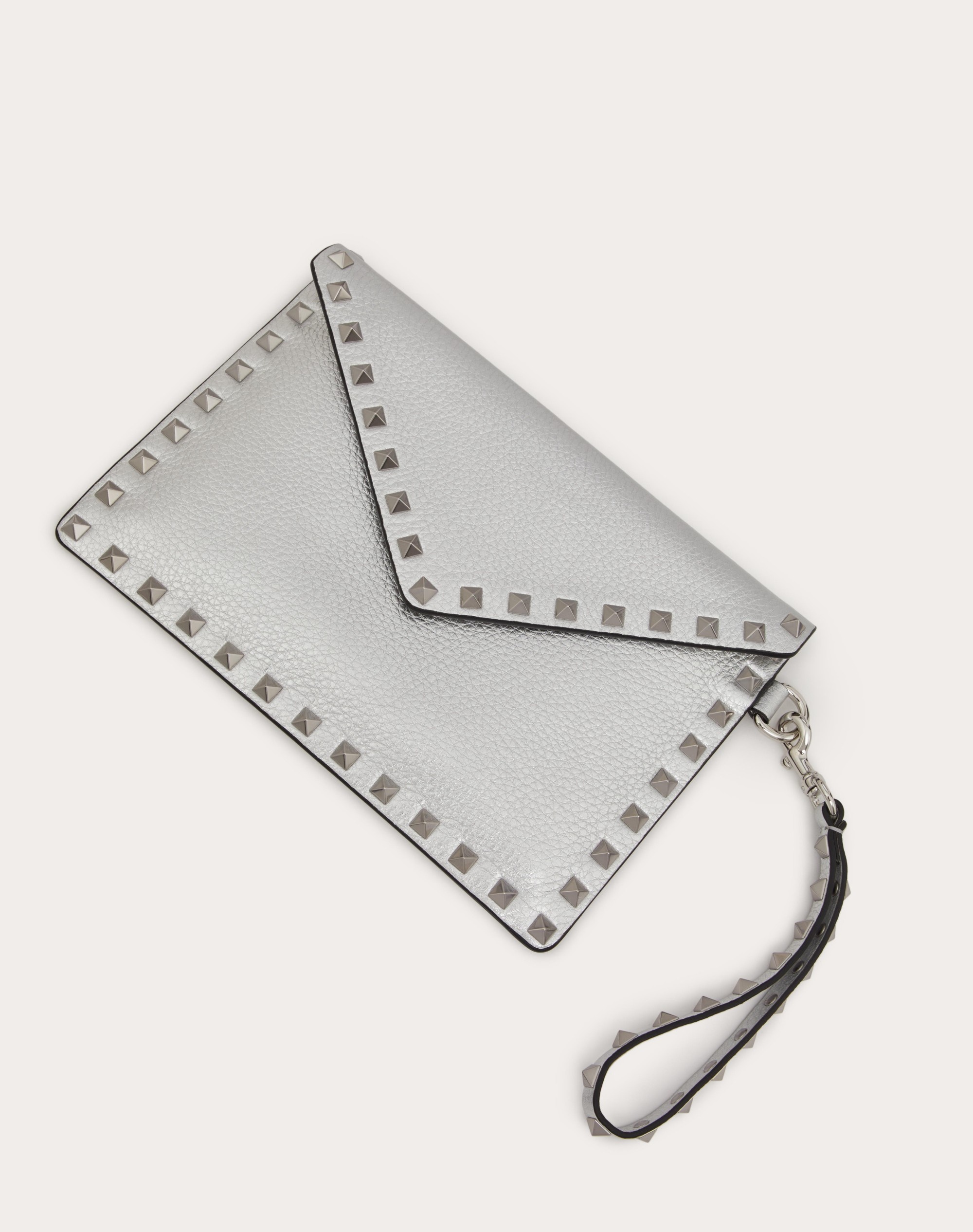 ROCKSTUD METALLIC GRAINY CALFSKIN CLUTCH BAG - 5