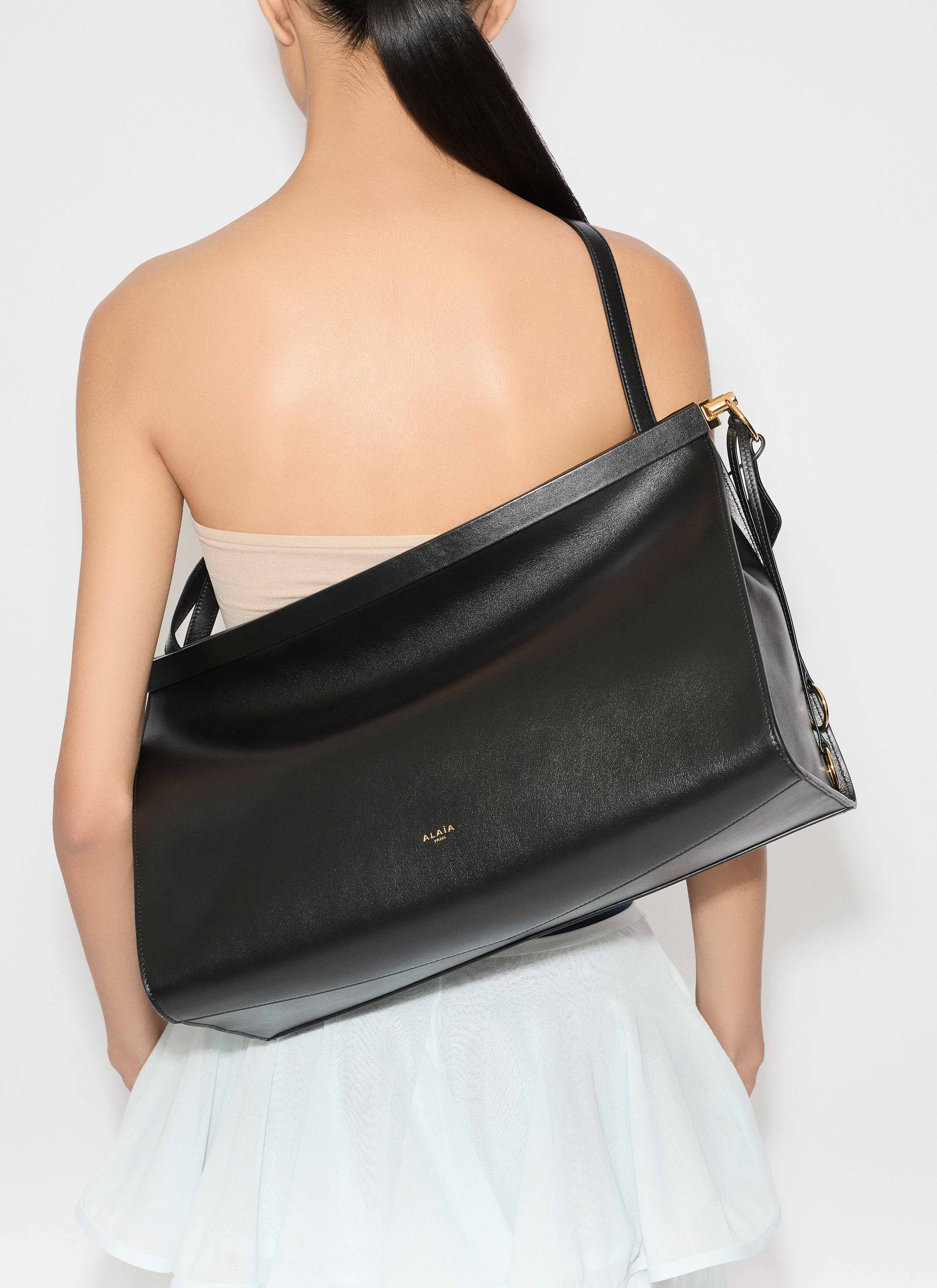 【ALAIA直営店】SAC LE CLICK EAST WEST LARGE EN CUIR Alaïa LE CLICK EAST WEST LARGE BAG IN LEATHER | REVERSIBLE