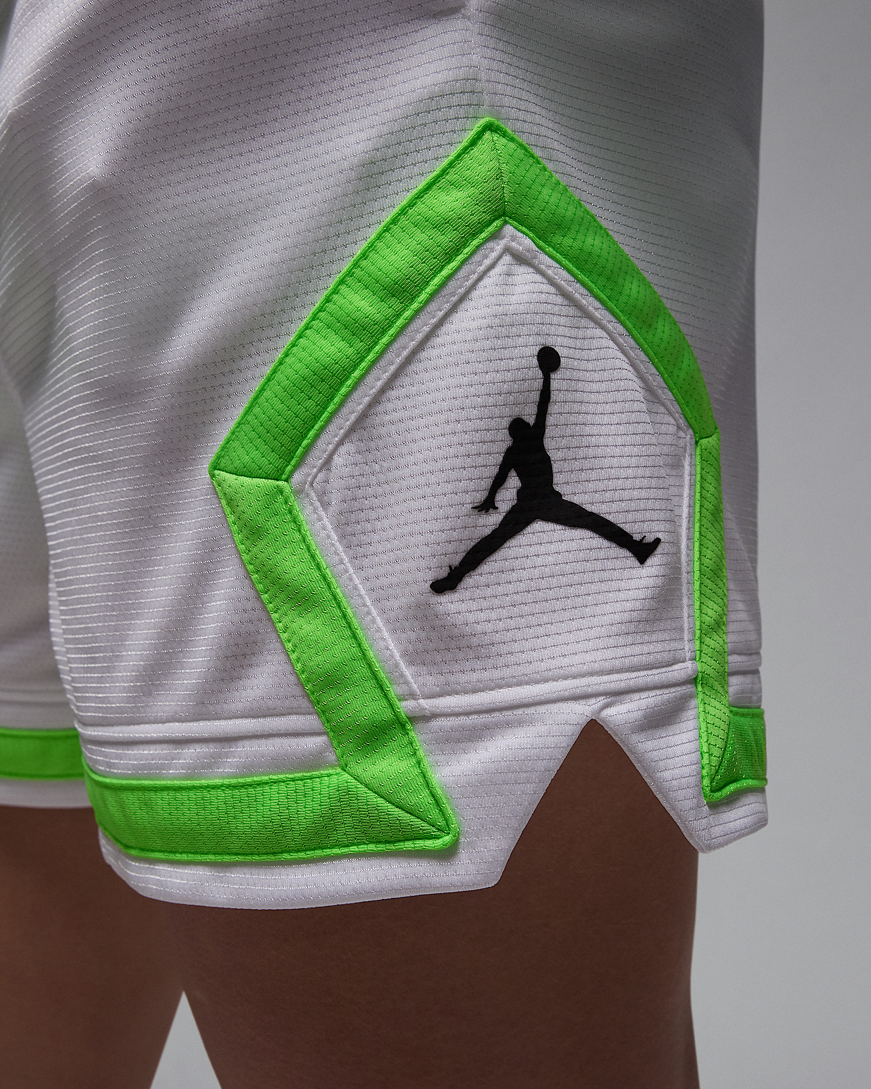 Jordan Sport Women's 4" Diamond Shorts - 6