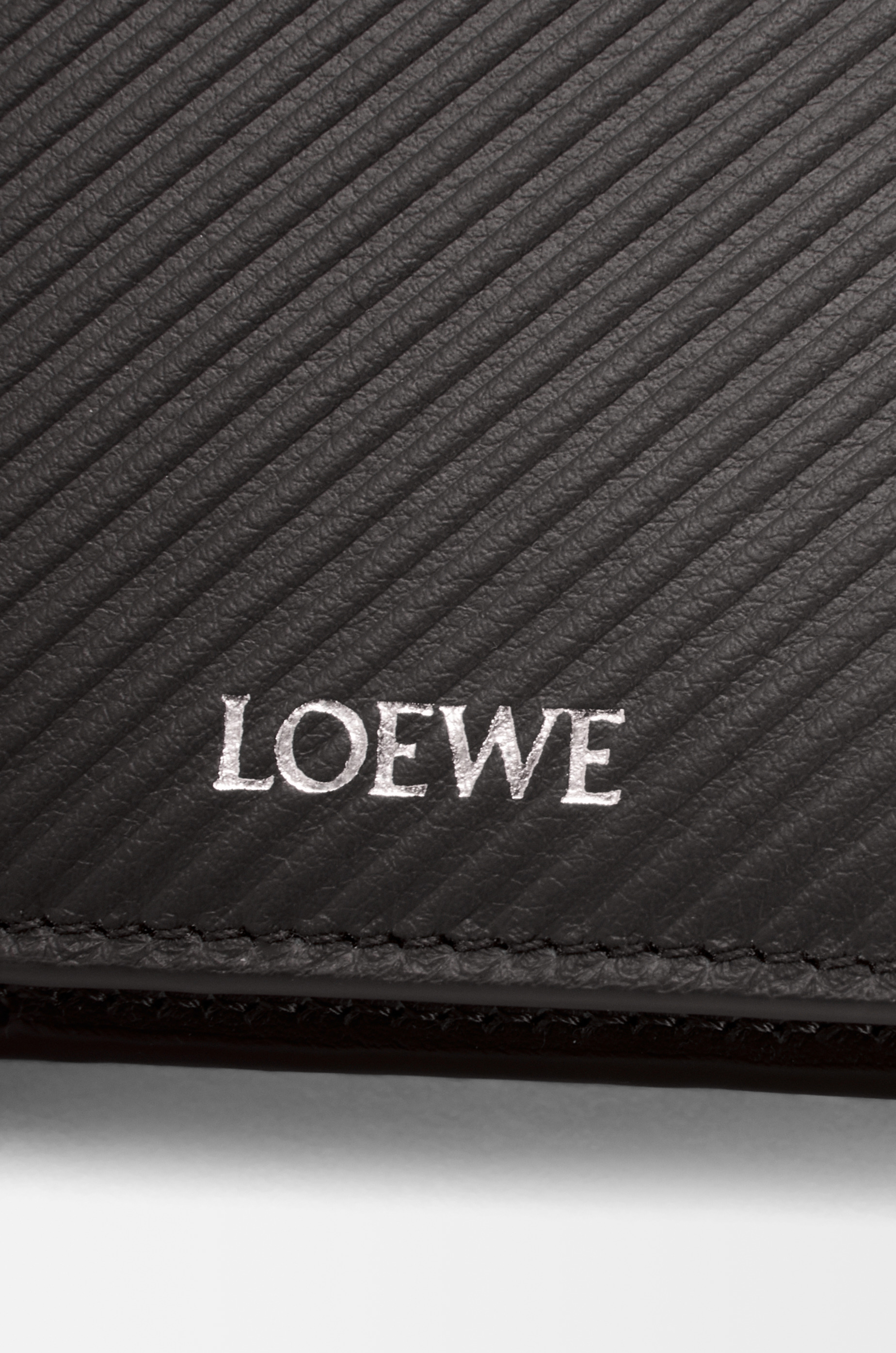 Slim compact walllet in textured classic calfskin - 5