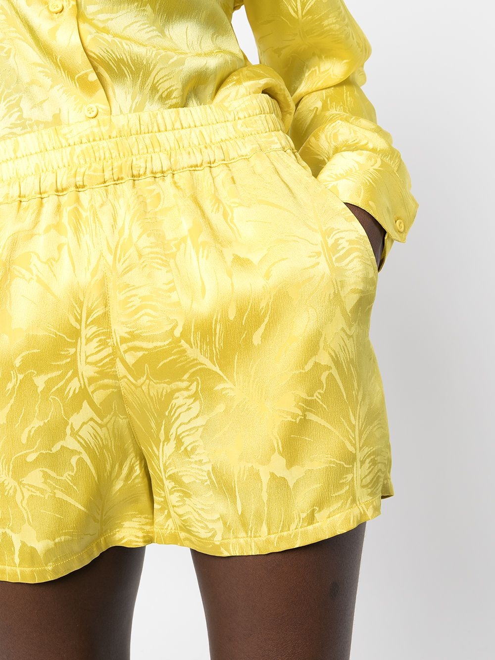 leaf-print short shorts - 5