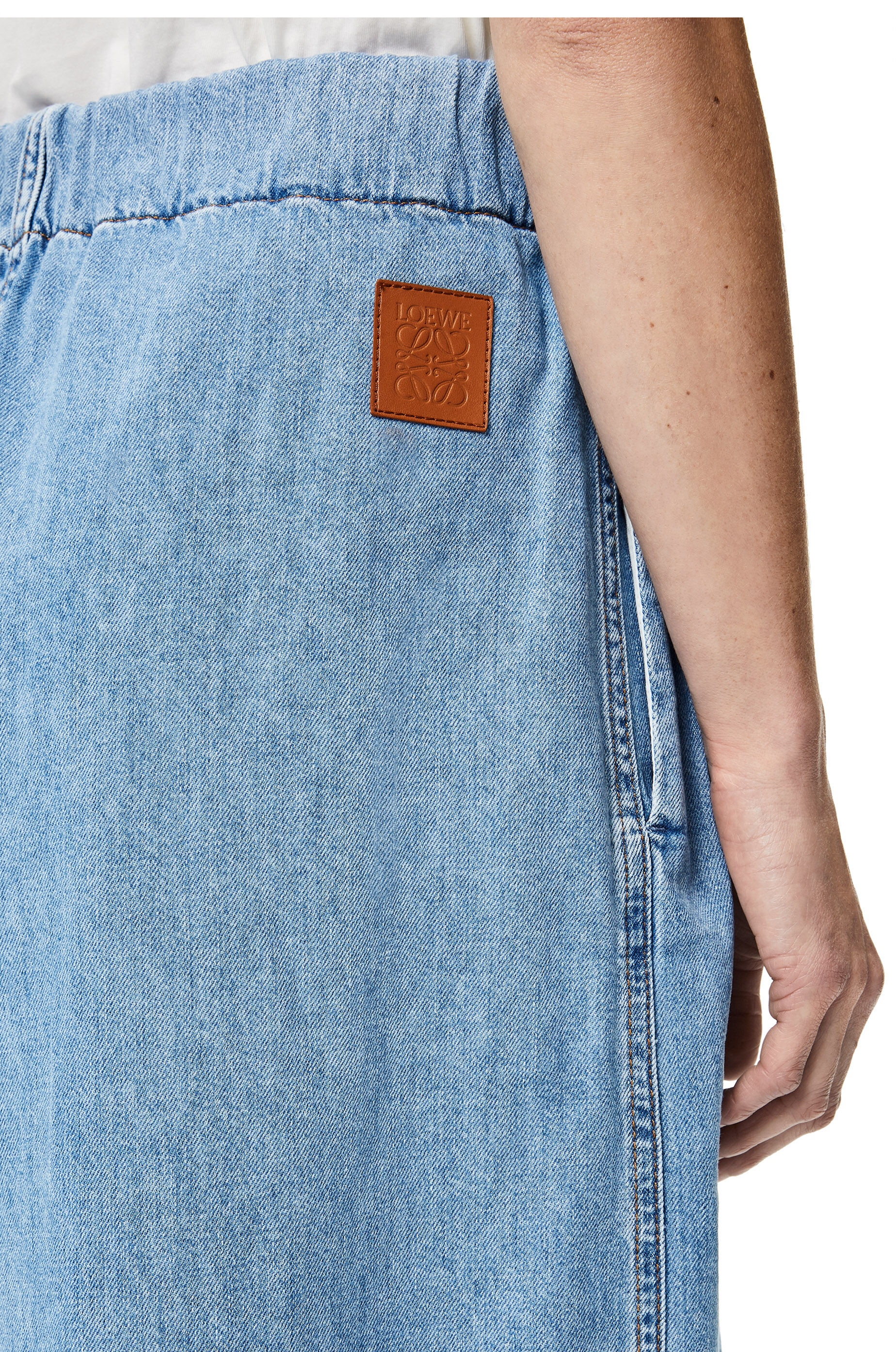 Cropped belted jeans in stone washed denim - 5