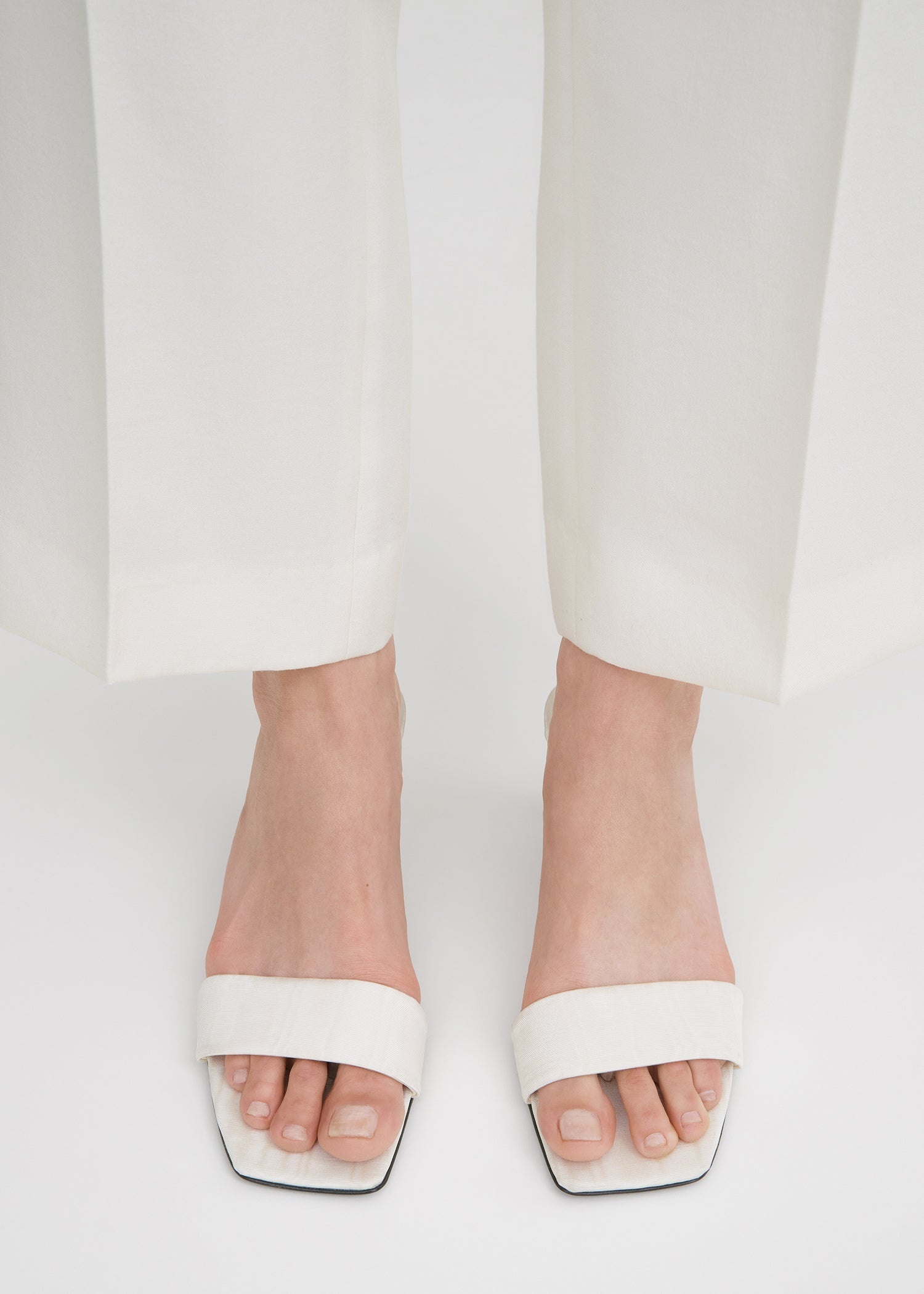 【関税込み】TOTEME オフホワイト The Mule ヒールサンダル Totême The Mule Sandal off-white | REVERSIBLE