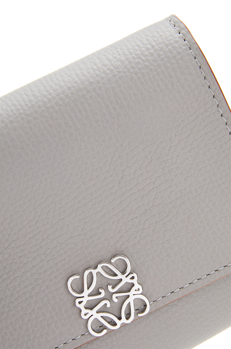 Anagram wallet on chain in pebble grain calfskin 5