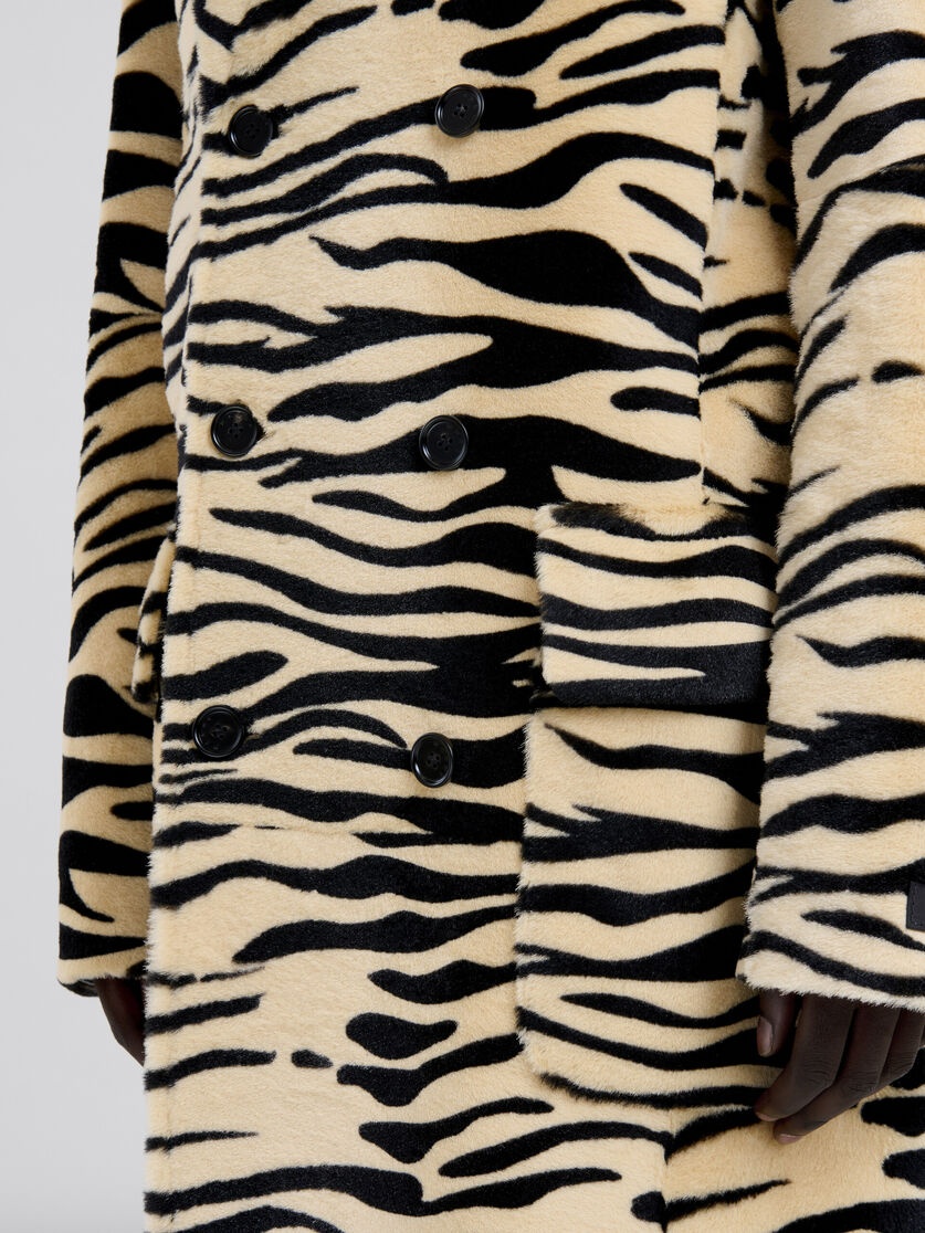 DOUBLE BREASTED TIGER PRINT SHEARLING COAT - 5
