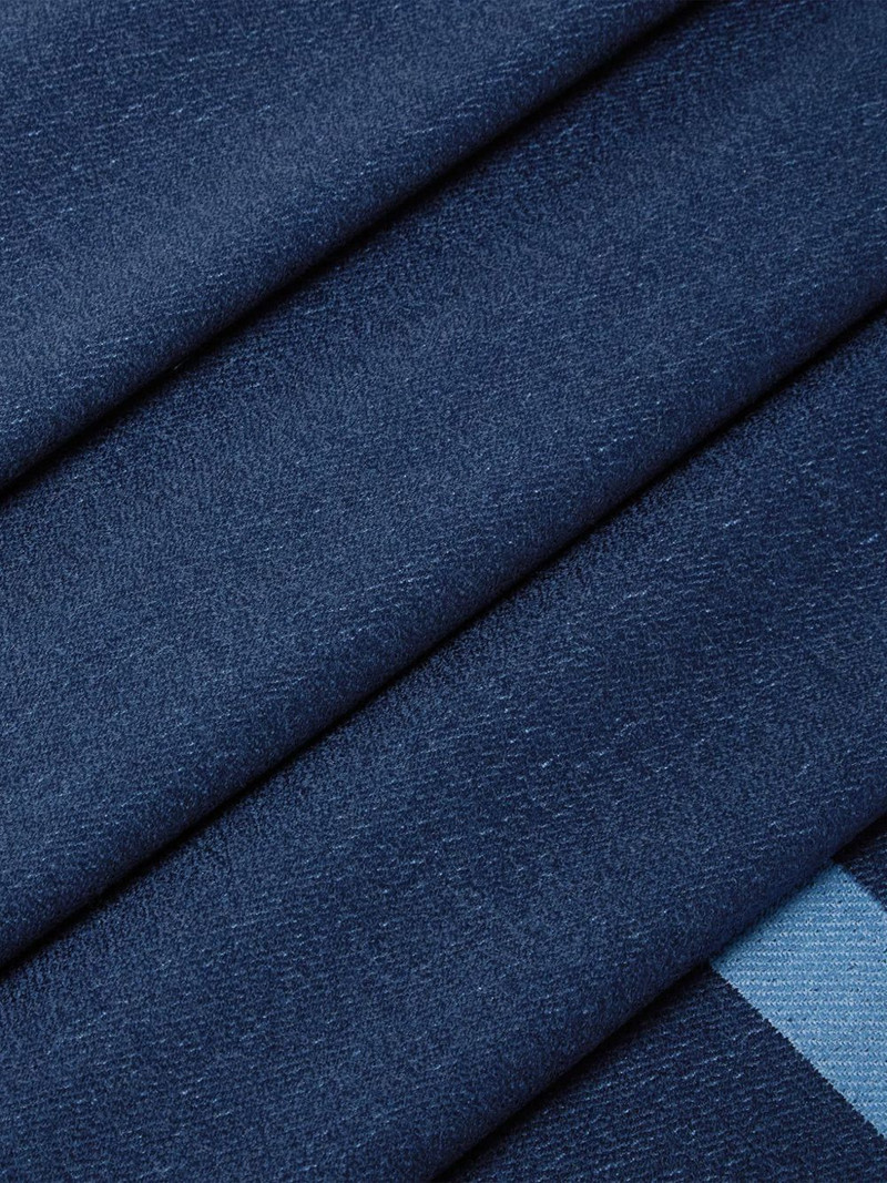 logo-detail scarf 3
