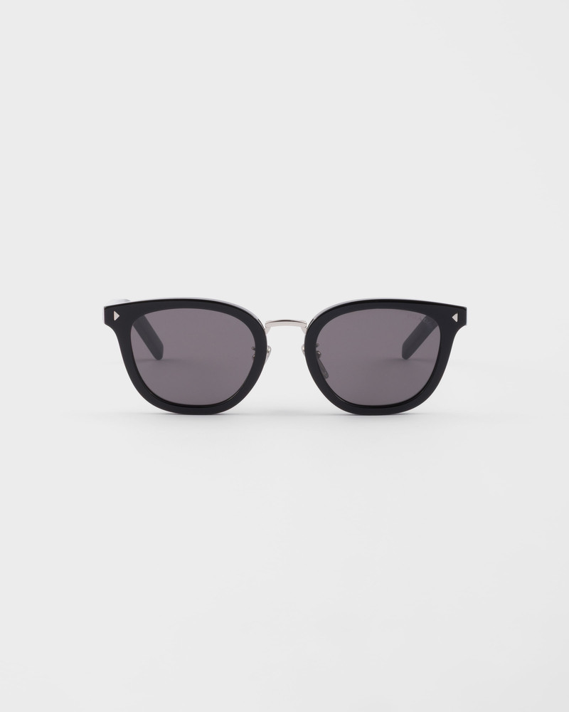 Sunglasses with the iconic metal plaque 1