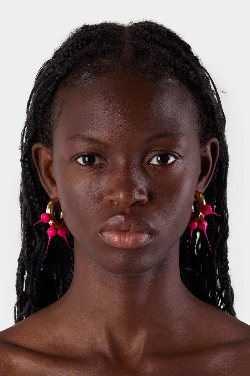 SUNNEI SPIKE RUBBERIZED SMALL HOOP EARRINGS / gold / fuxia outlook