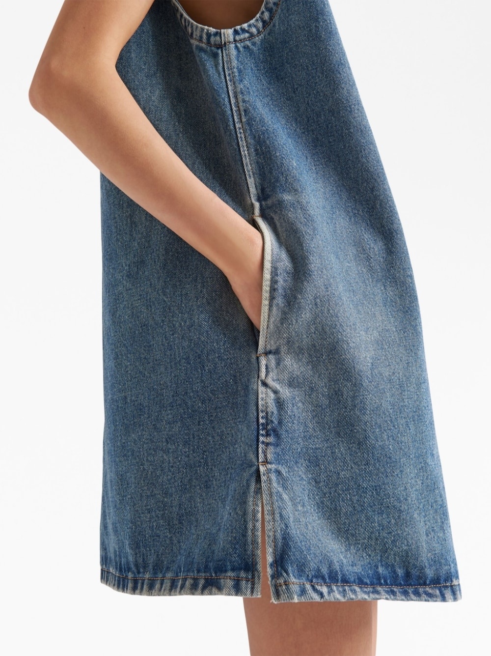 logo-plaque sleeveless denim dress - 4