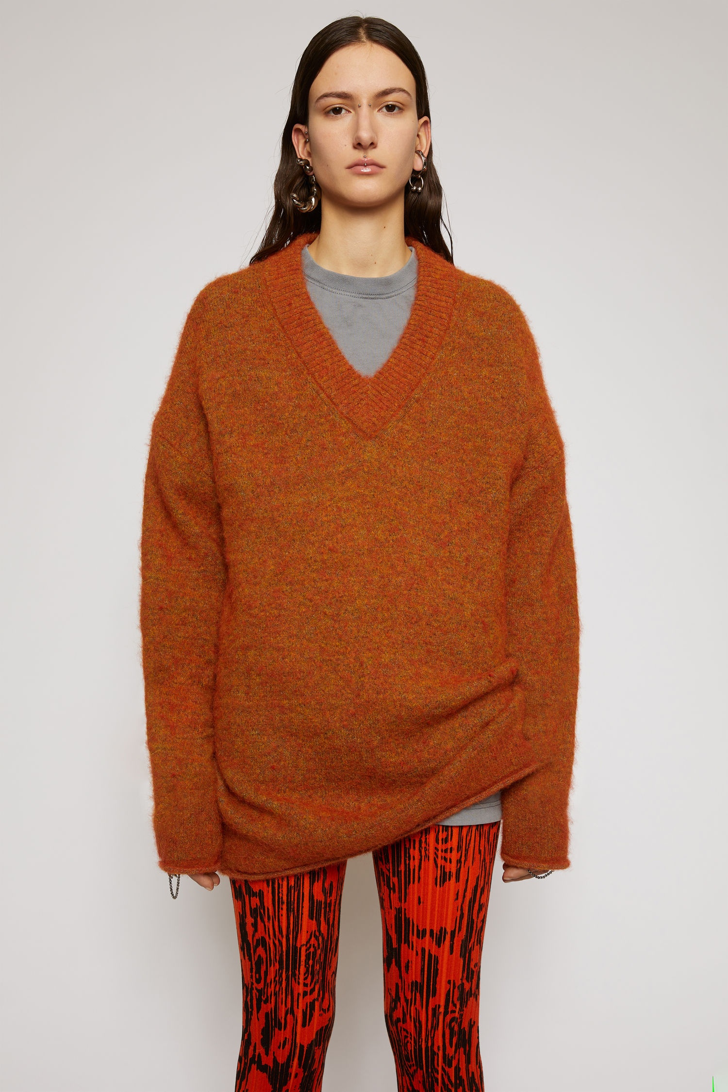 Oversized v-neck sweater pumpkin orange - 2