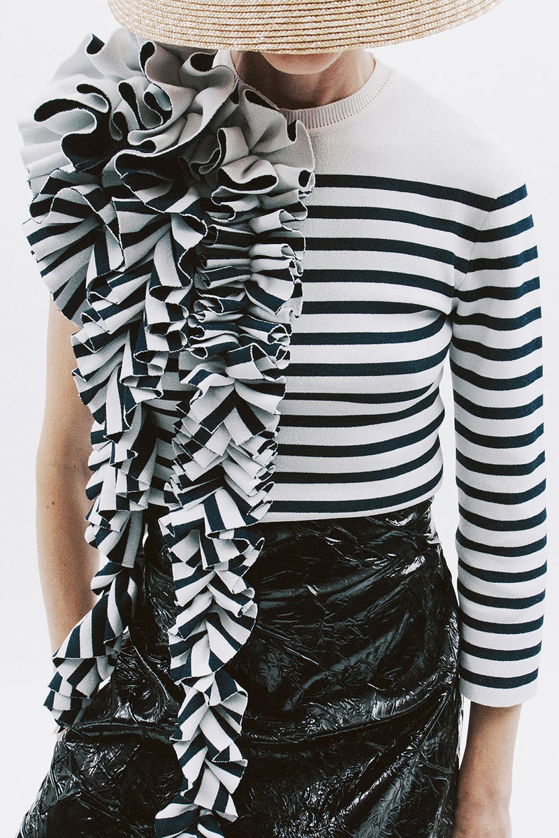 KNITTED FITTED TOP WITH RUFFLE WHITE NAVY STRIPED 5