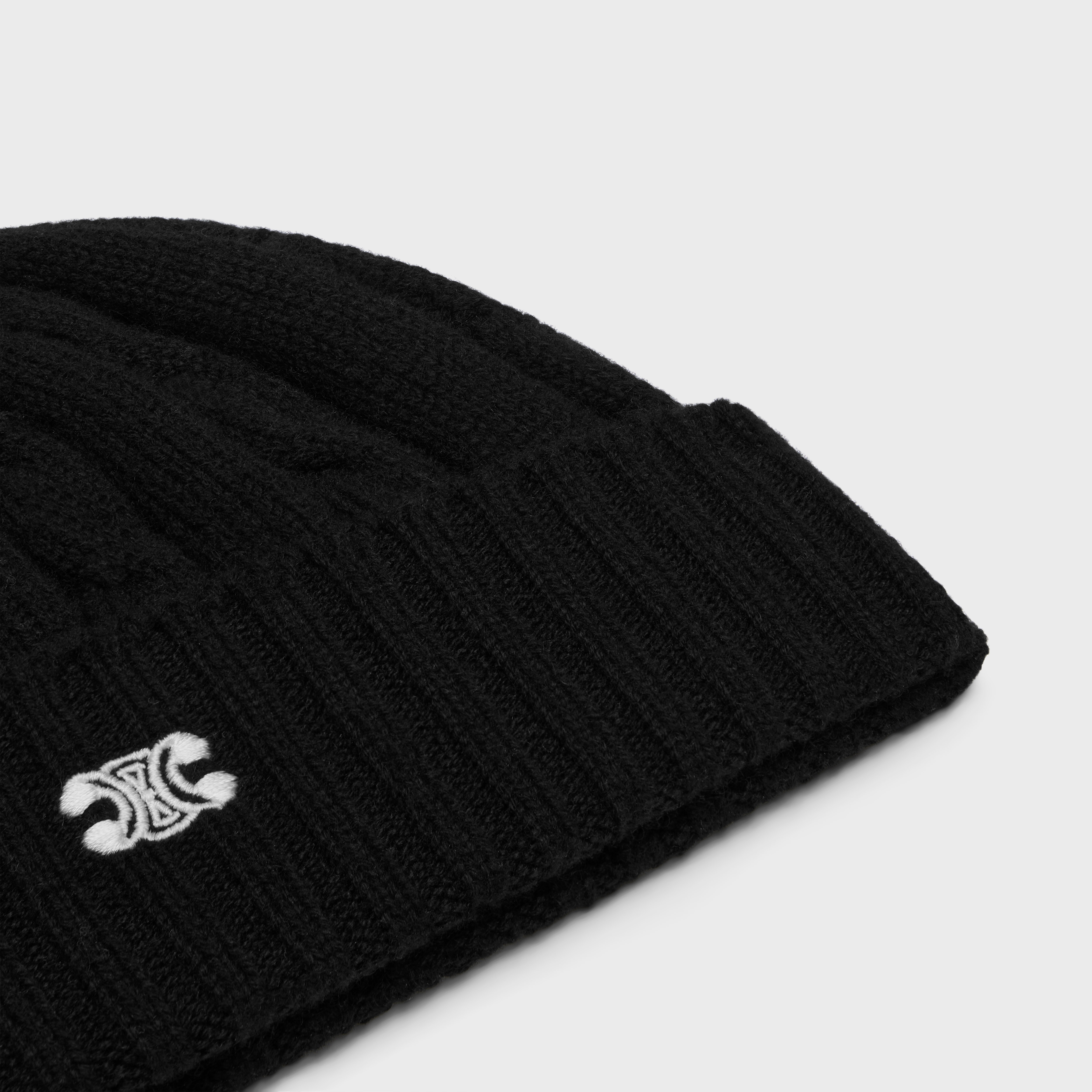 triomphe cable-knit beanie in cashmere - 3