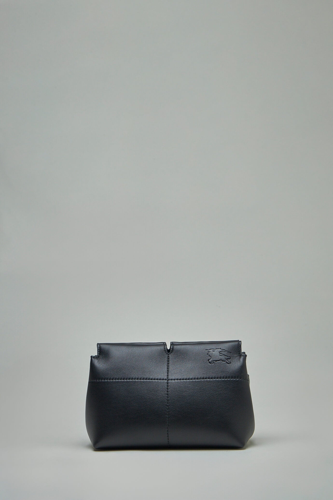【BURBERRY】SNIP CLUTCH CHAIN BAG◆8095363159923 Burberry Snip Leather Clutch Bag with Chain Strap | Neiman