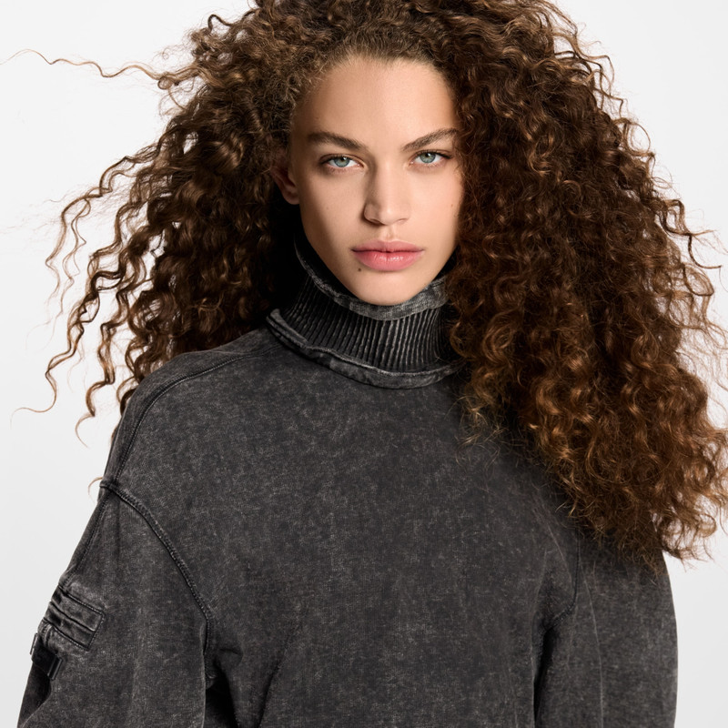 Curve Hem Sweater 4