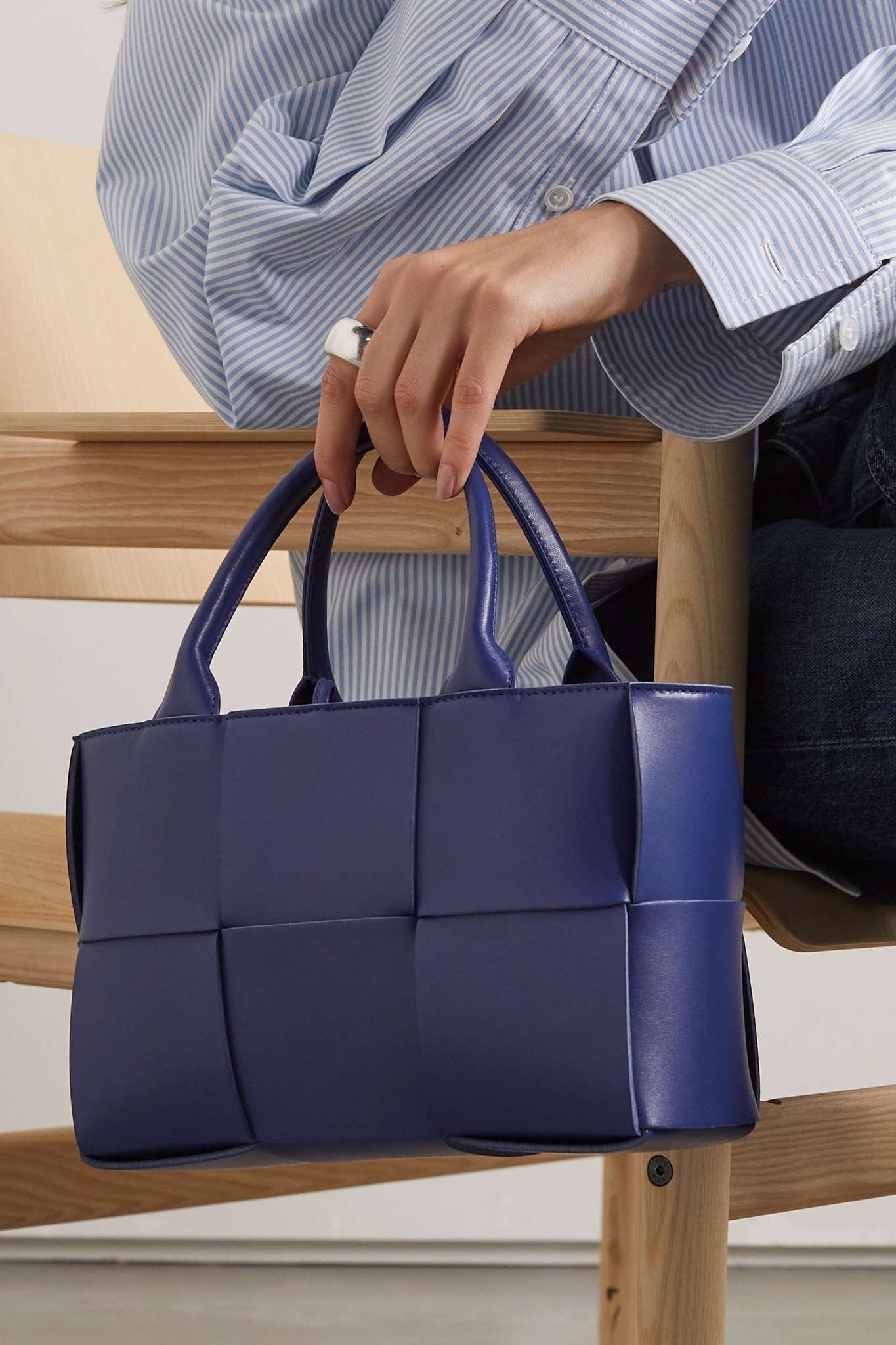 Arco mini intrecciato textured-leather tote - 2
