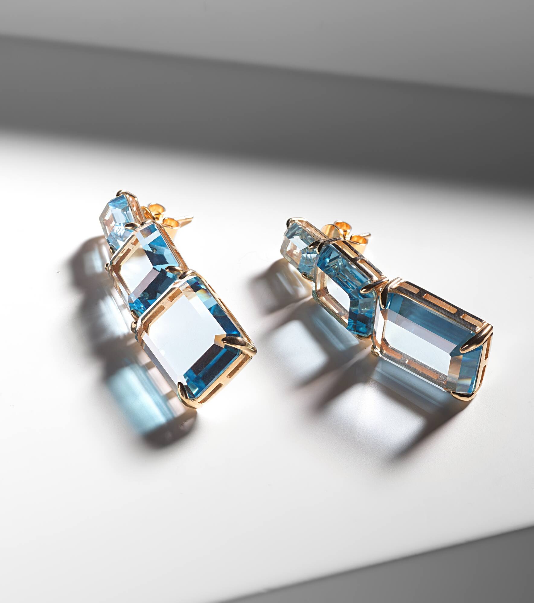 Arithmetic Composition 14kt gold drop earrings with topaz - 5