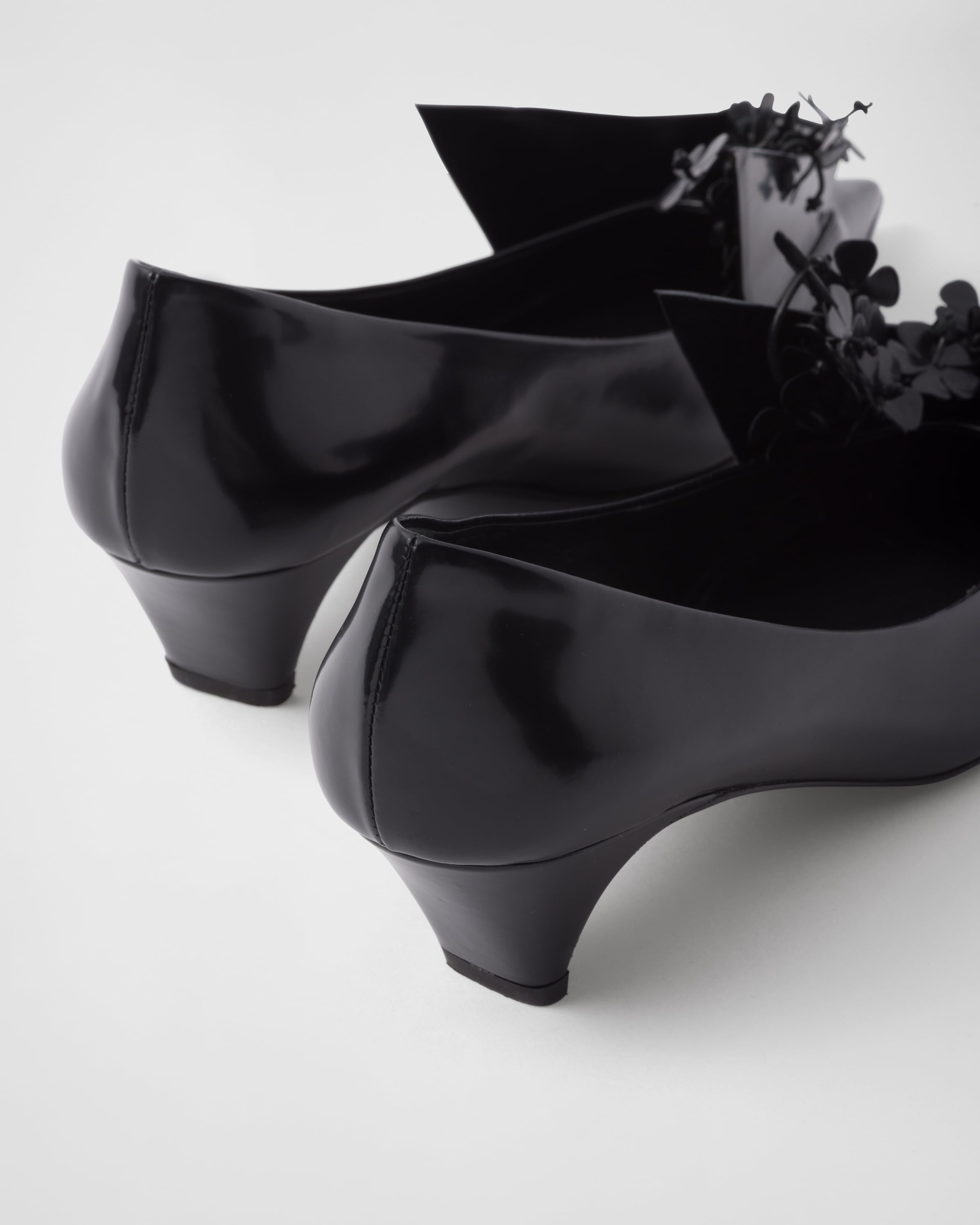 Brushed leather pumps with floral appliqués - 7