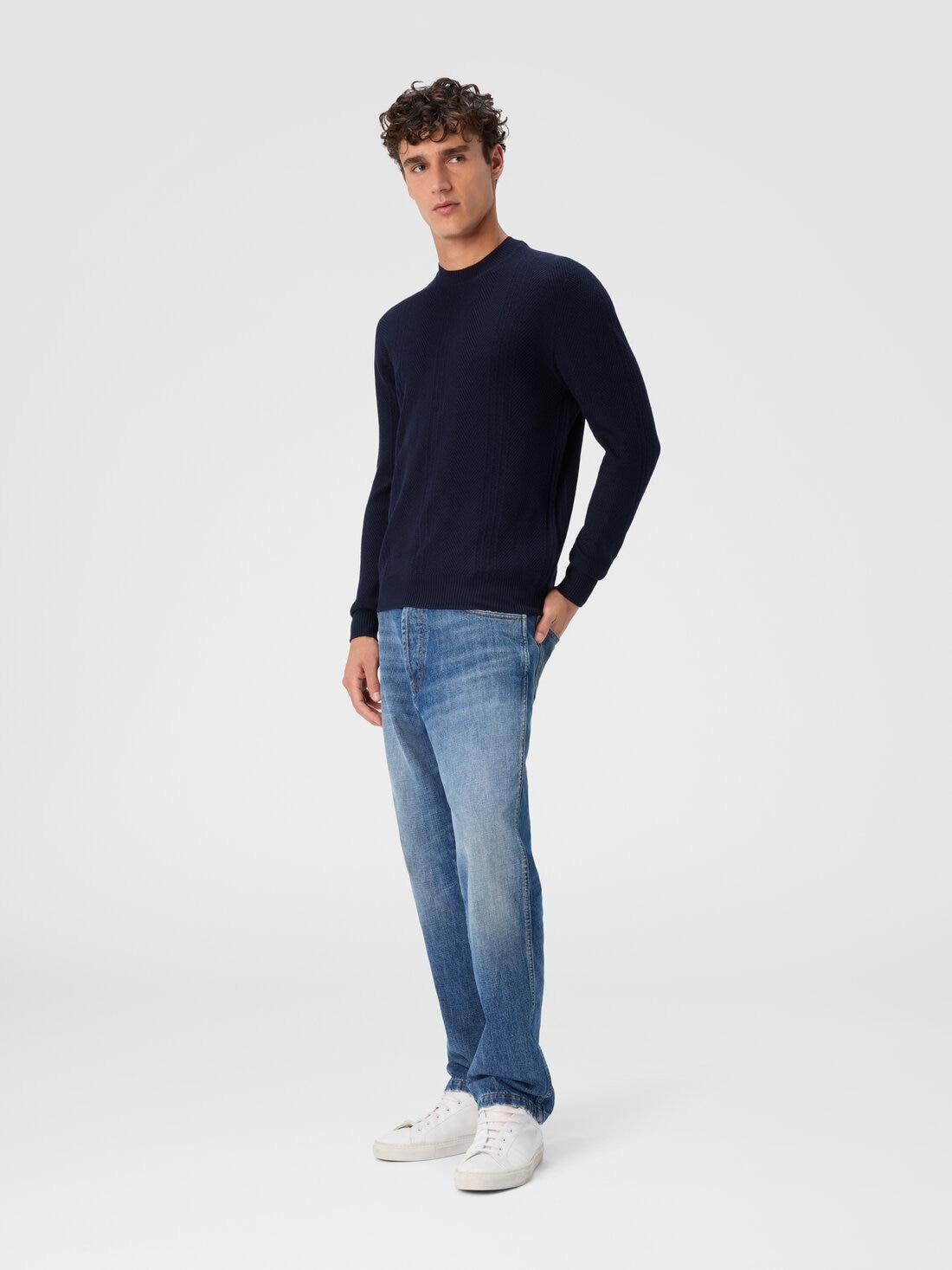 Crew neck sweater in wool with chevron pattern - 2