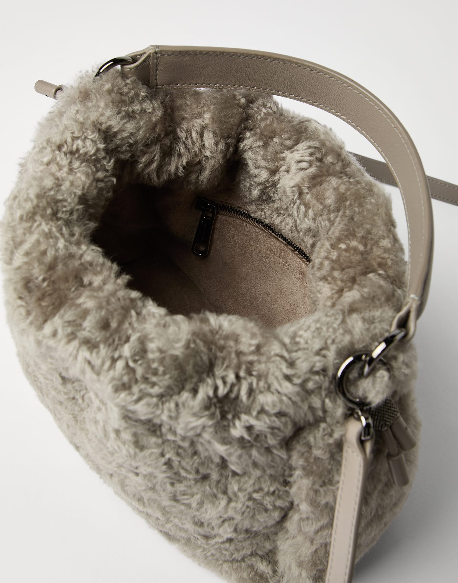 Mellow small bucket bag in fuzzy shearling with precious chain - 5