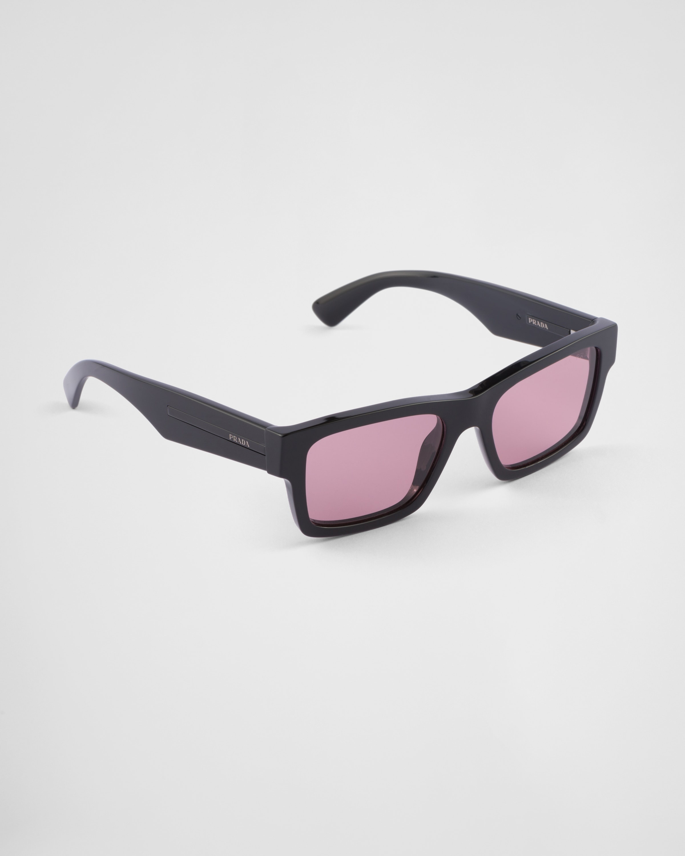 Sunglasses with iconic metal plaque - 3
