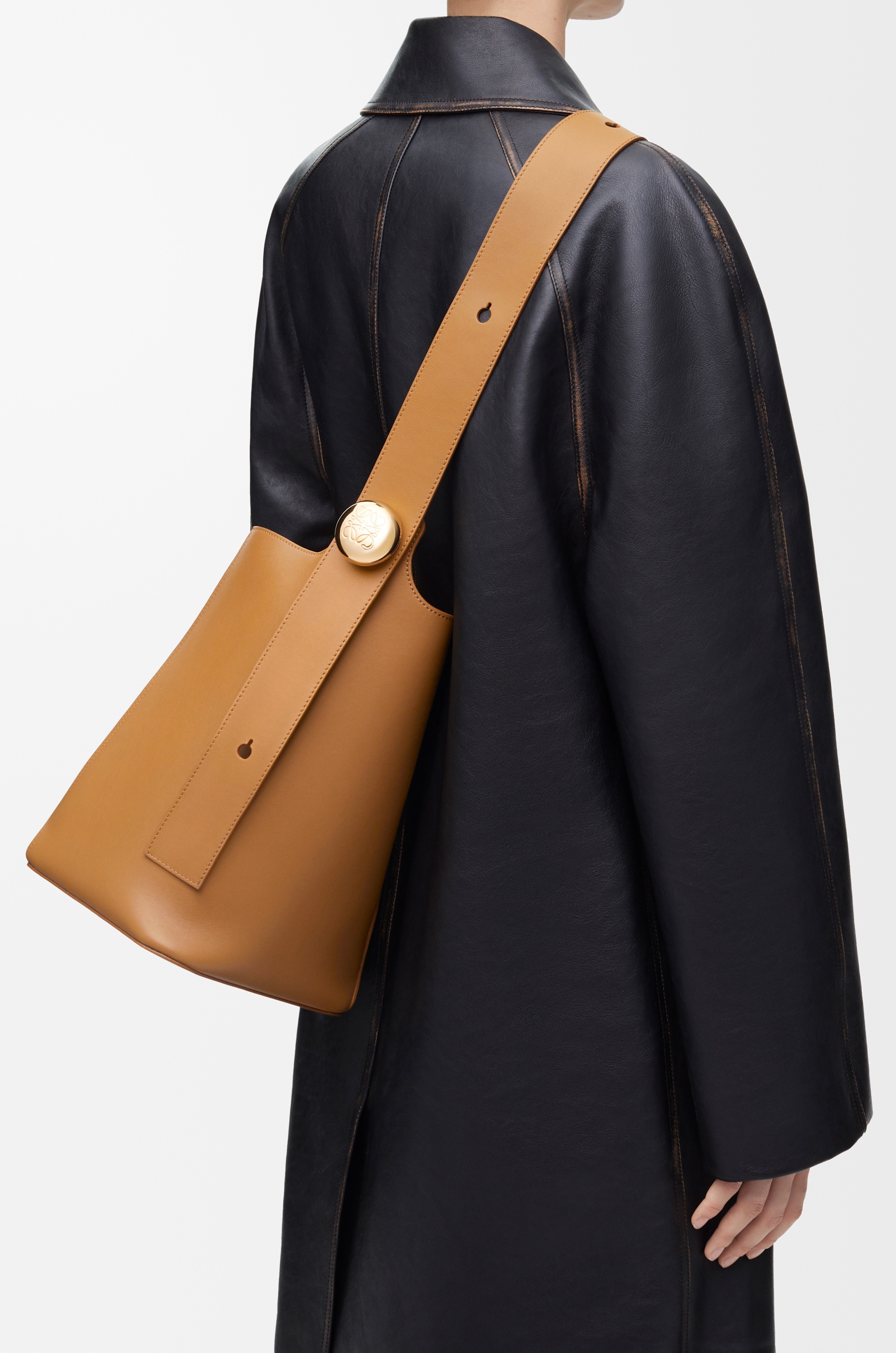 Medium Pebble Bucket bag in mellow calfskin - 3