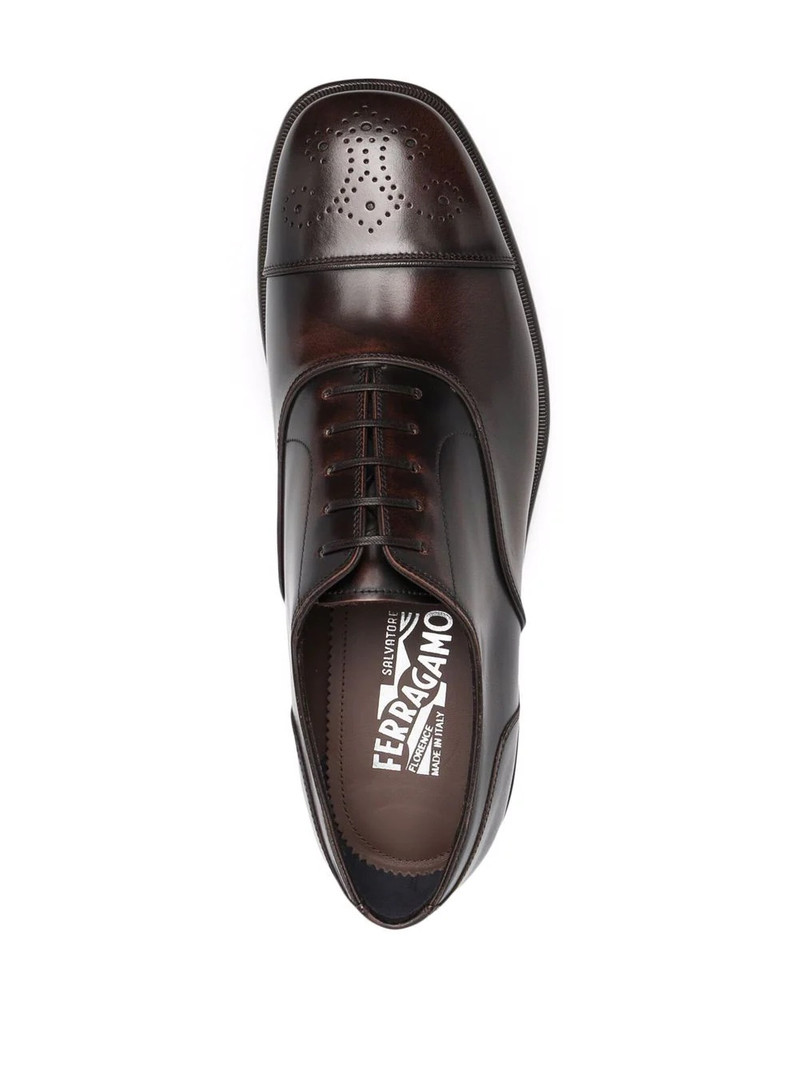 관통되는 디자인 brogues 4