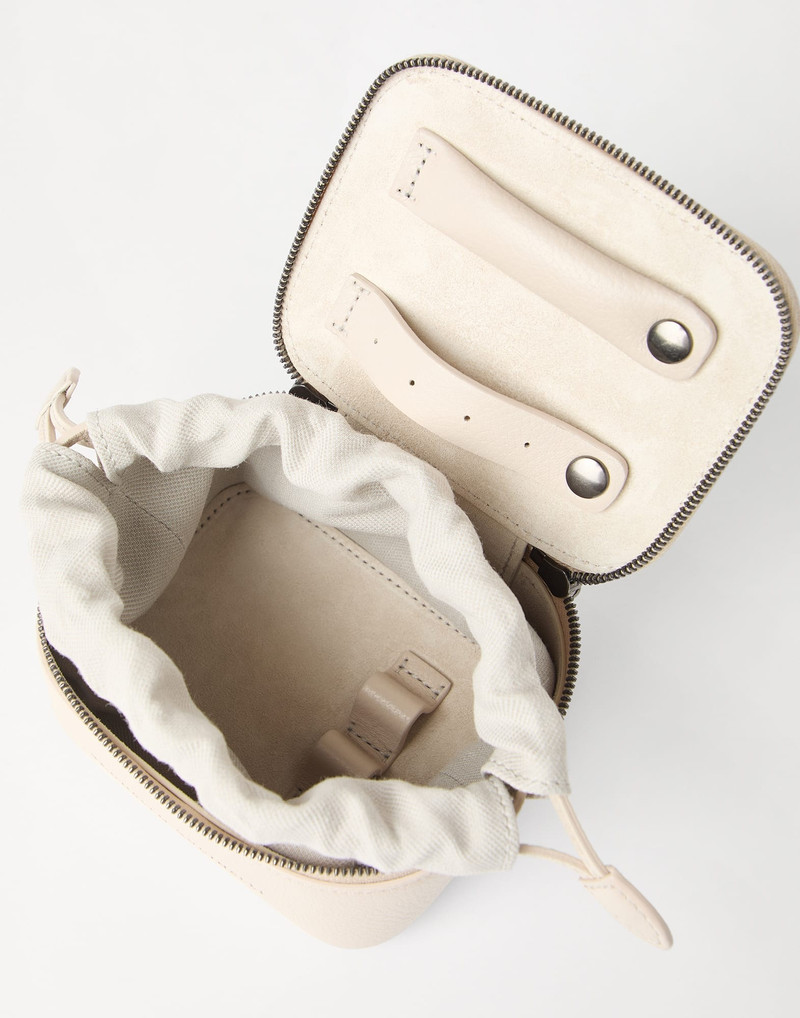 Grained leather small jewelry box with shiny zipper pull 4