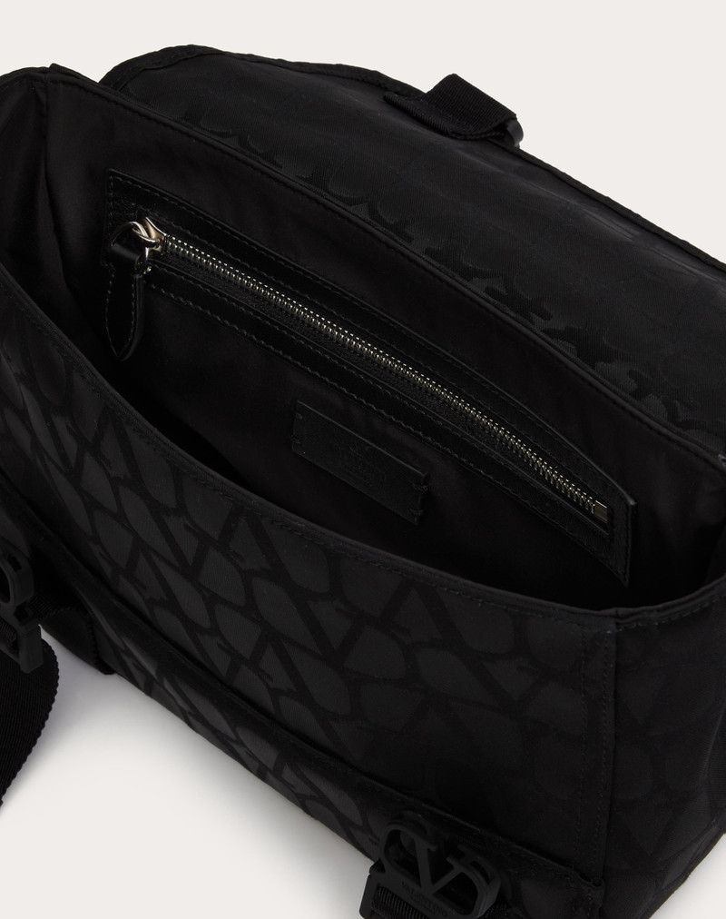 TOILE ICONOGRAPHE는 LEATHER DETAILS를 가진 기술적인 FABRIC에 있는 부대를 제거합니다 7