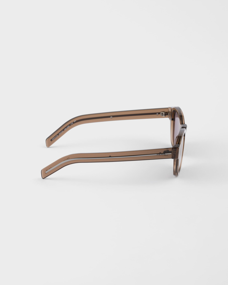 Sunglasses with the iconic metal plaque 4