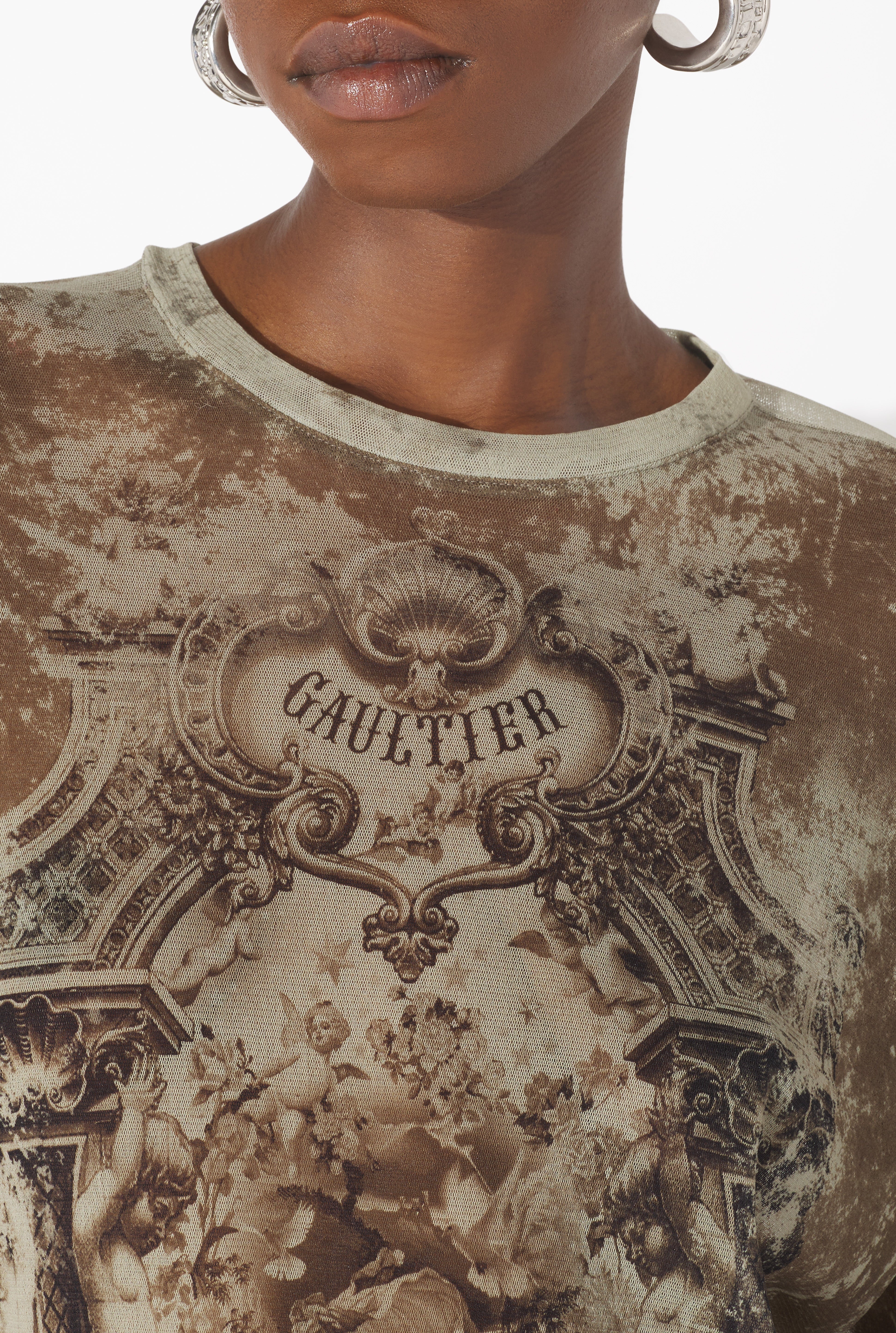 THE OVERSIZED BEIGE MÉDAILLON TOP - 4