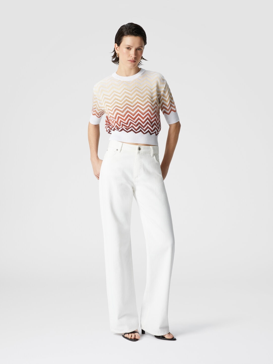 Short-sleeved crewneck sweater with dégradé chevron motif - 2