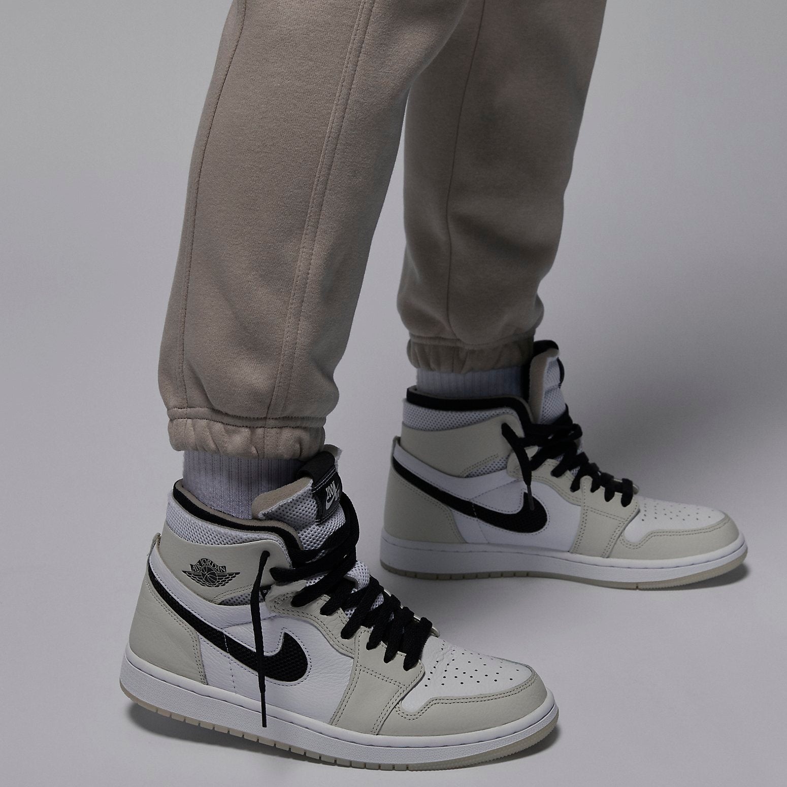 (WMNS) Air Jordan x Paris Saint-Germain Sweatpants 'Stone' FD6998-230 - 5