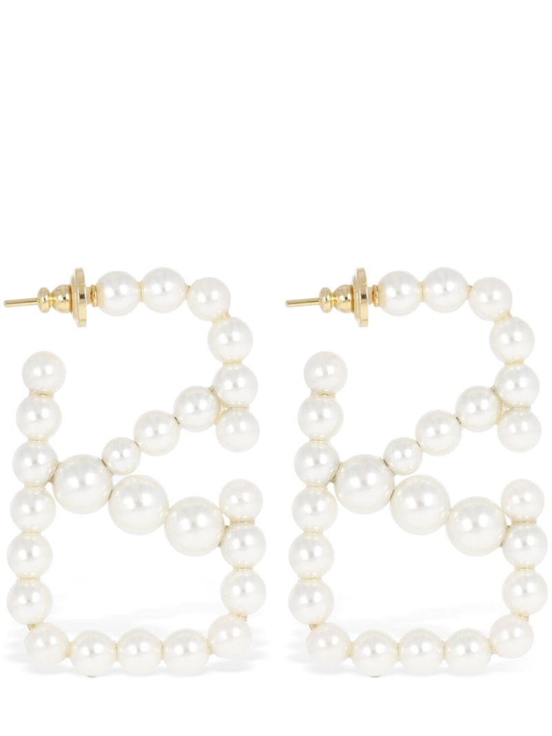 V logo signature faux pearl earrings - 1