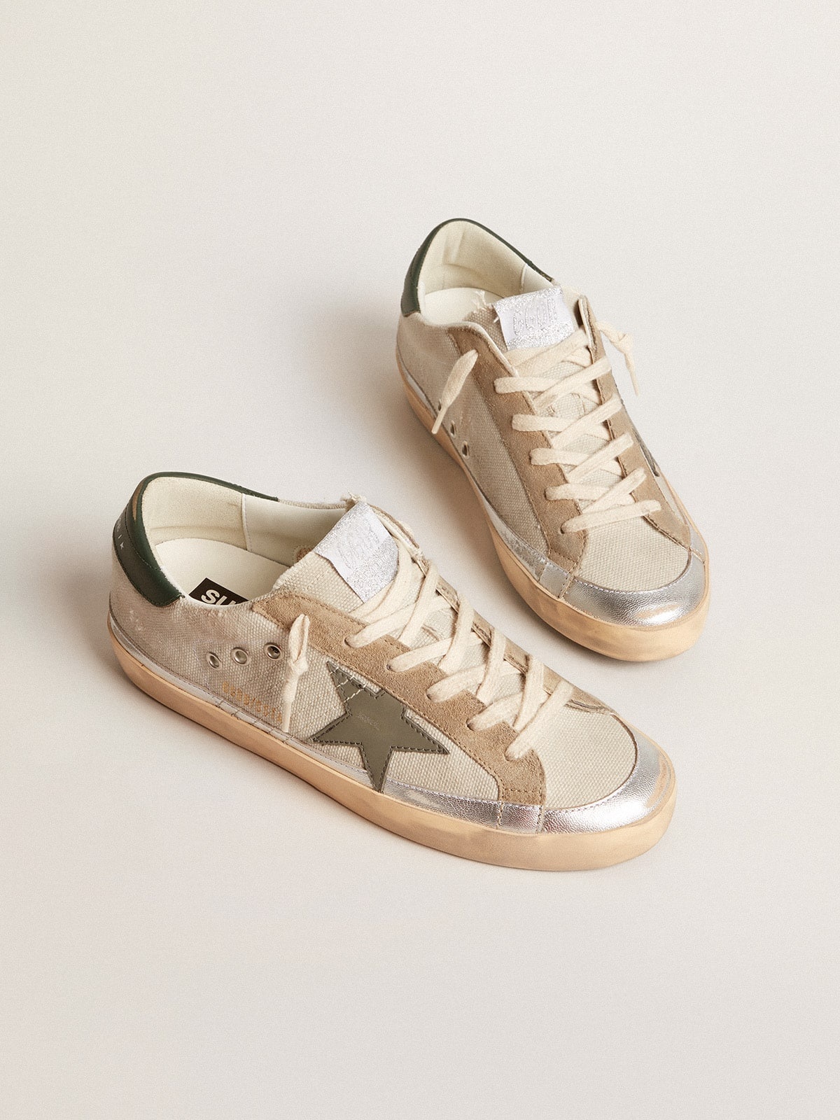 Super-Star in gray canvas with a green leather star and heel tab - 2