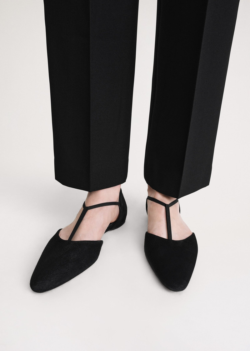 Totême The Suede T-Strap Flat black outlook