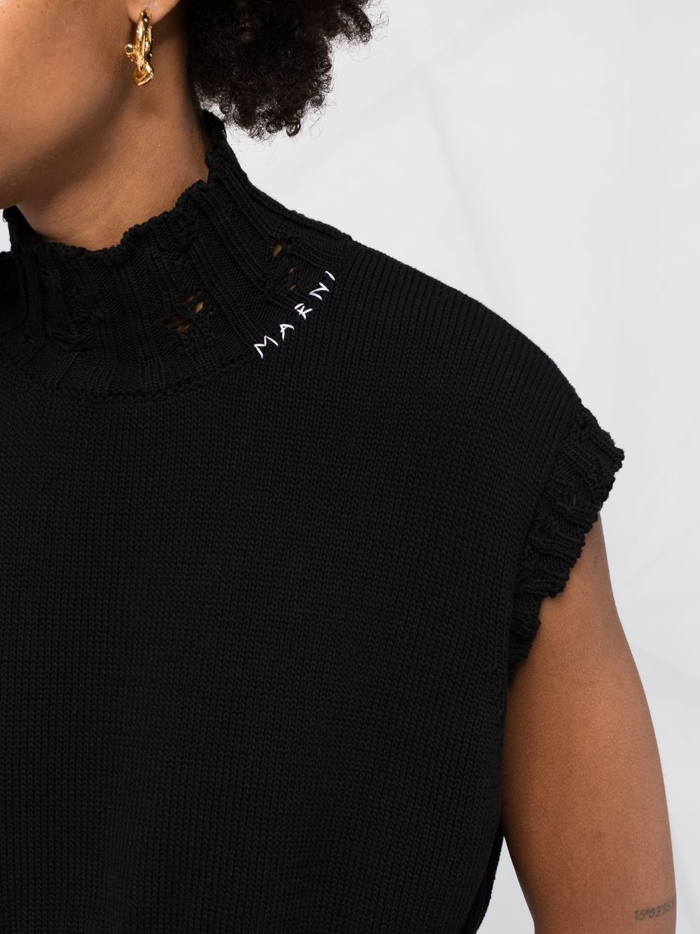 distressed-knit logo-stitch sleeveless vest - 5