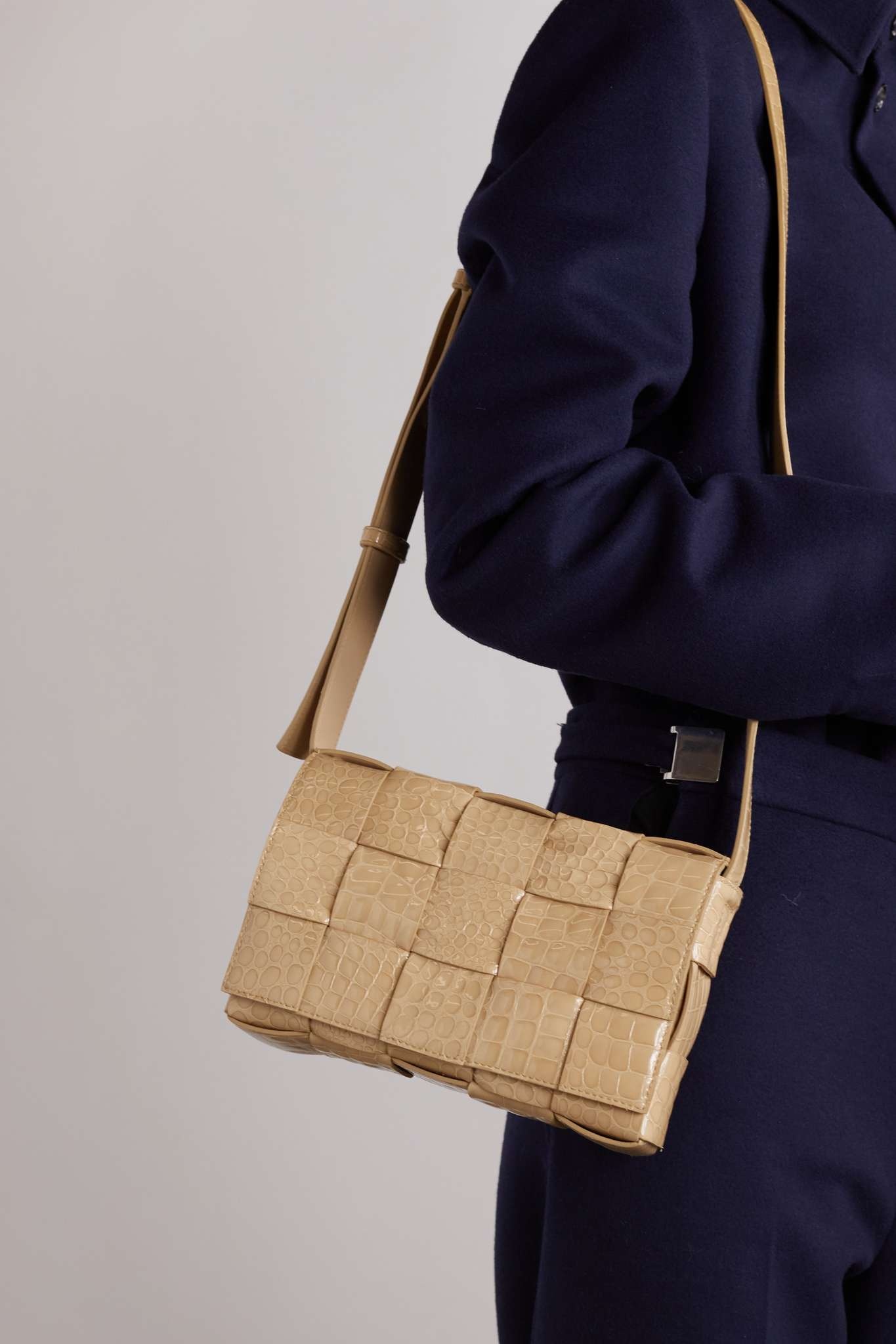 Cassette intrecciato croc-effect leather shoulder bag - 2