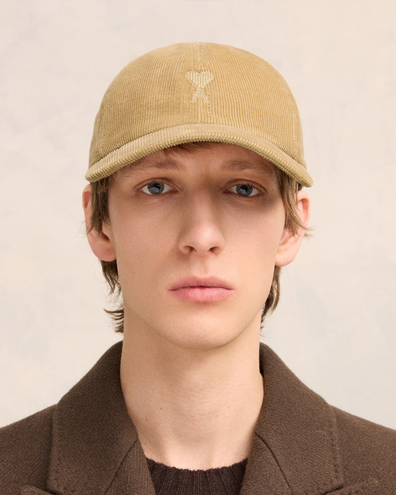 AMI Paris TONAL AMI DE COEUR EMBROIDERY CAP outlook