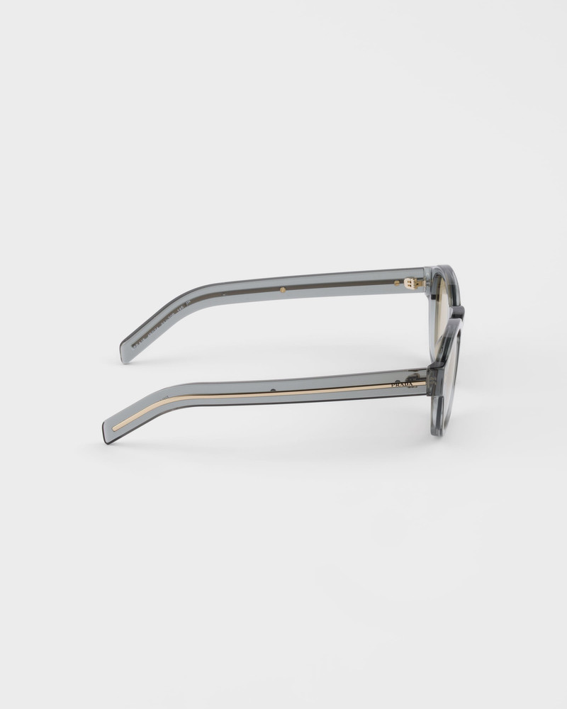 Sunglasses with the iconic metal plaque 4