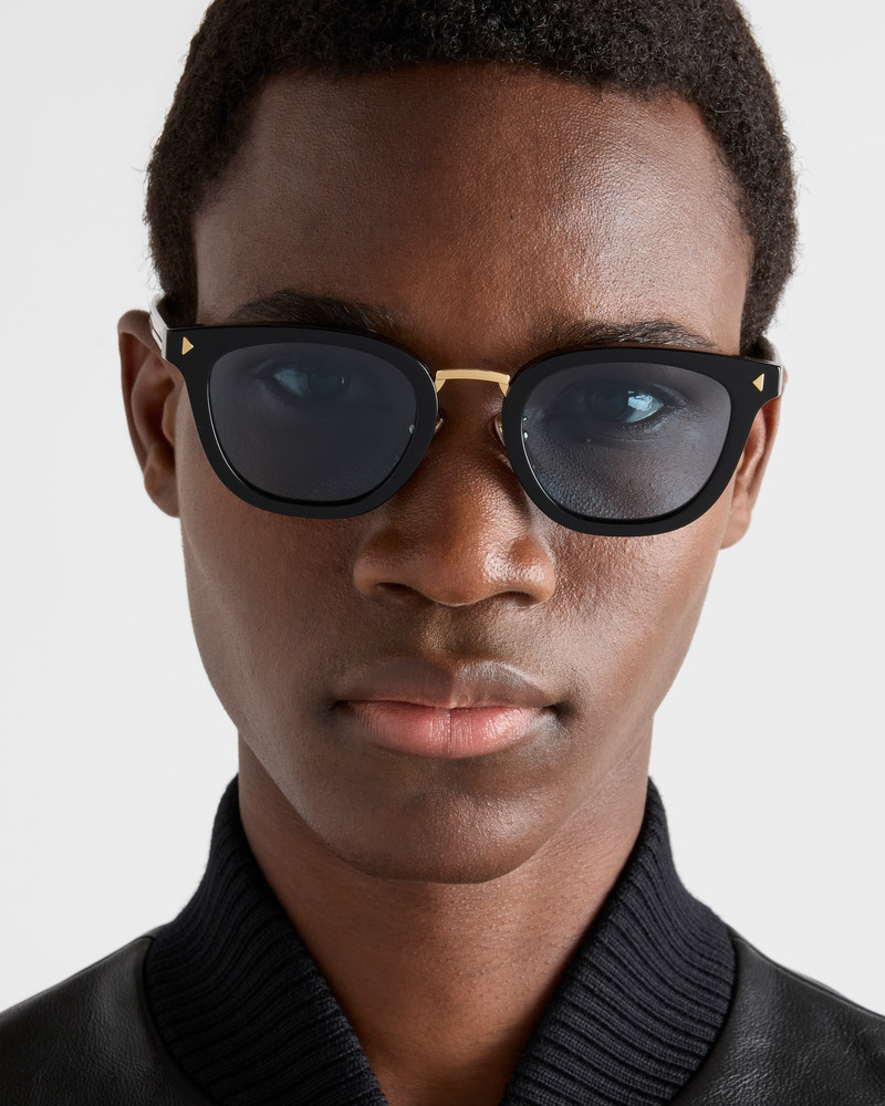 Sunglasses with the iconic metal plaque 6