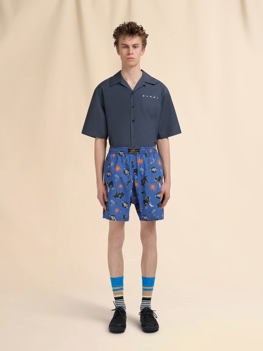 BLUE POPLIN BERMUDA SHORTS WITH WOLVES, RAVENS AND DOVES PRINT - 2